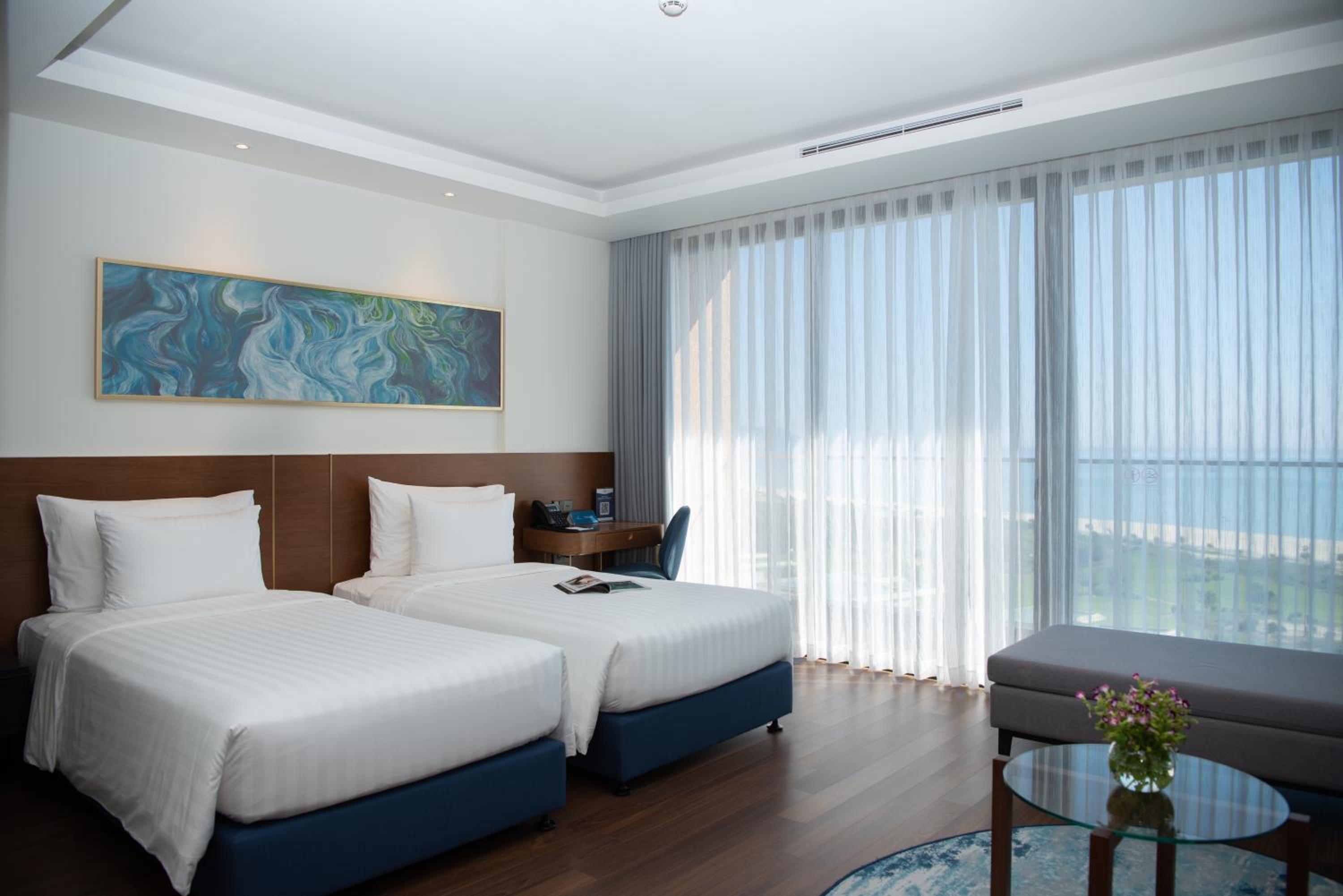 Deluxe Twin Room with Sea View - Photo 8