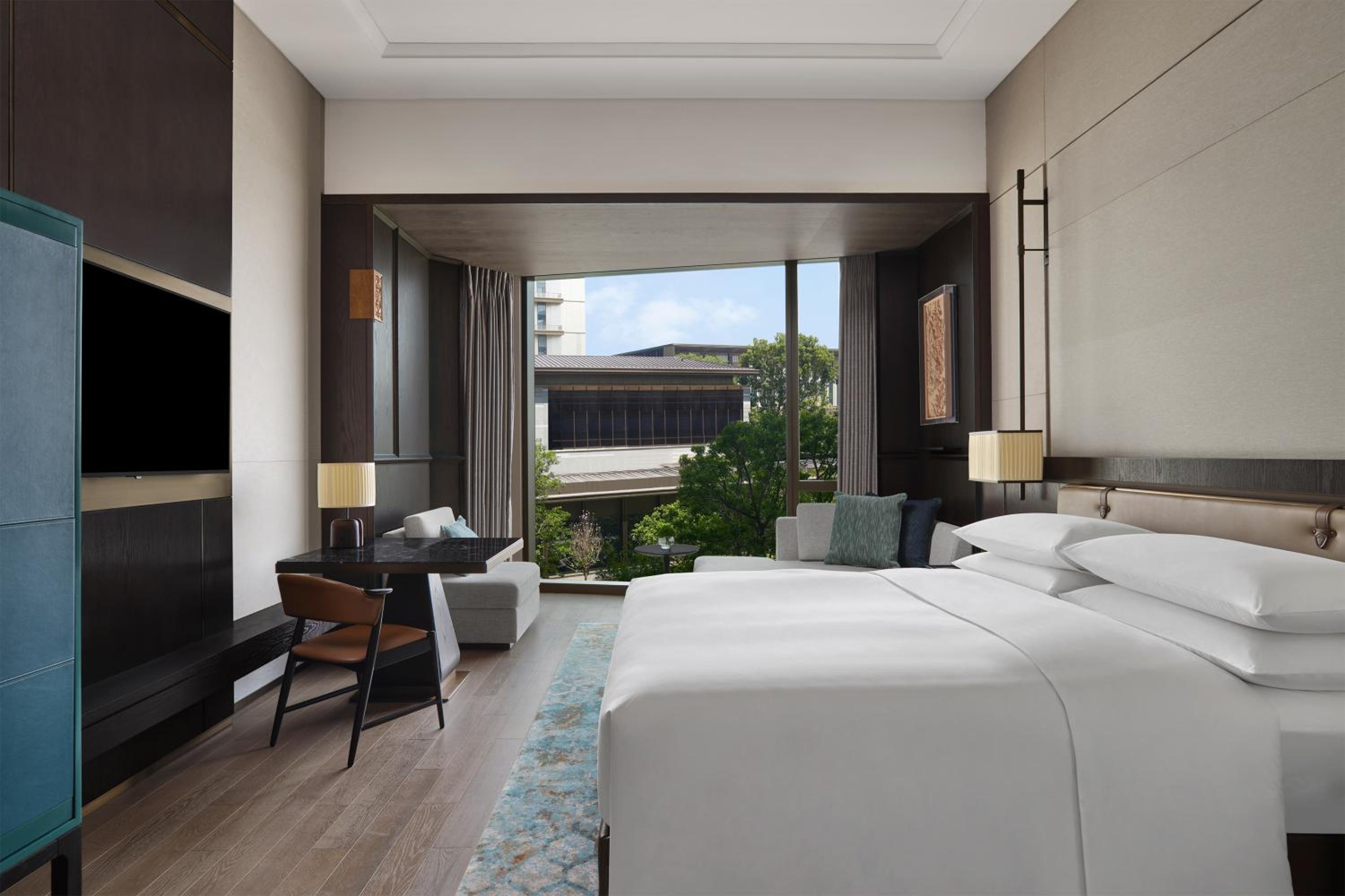 Deluxe King Bed Room photo 1