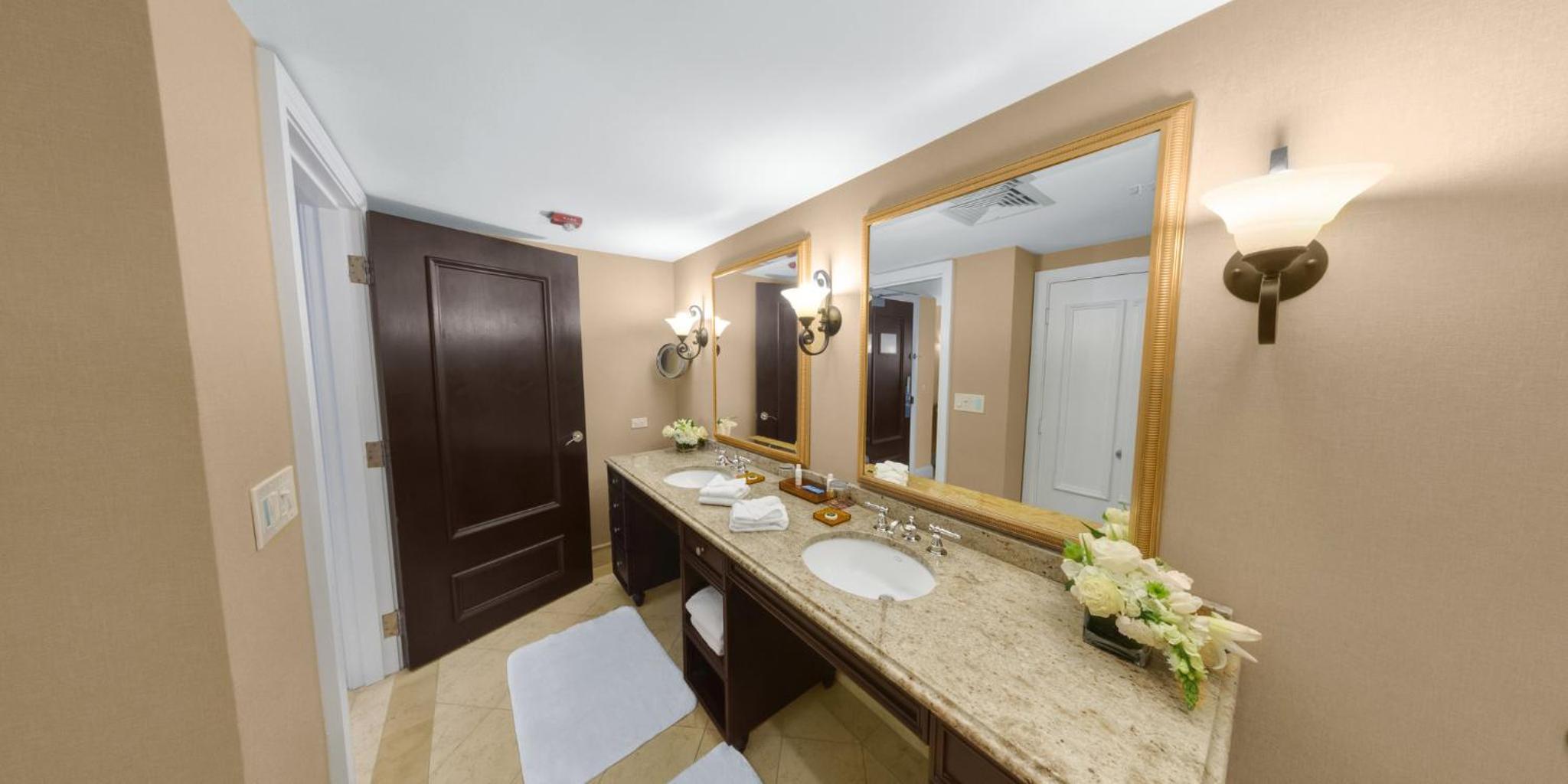 Studio Suite with Two Queen Beds - Photo 3