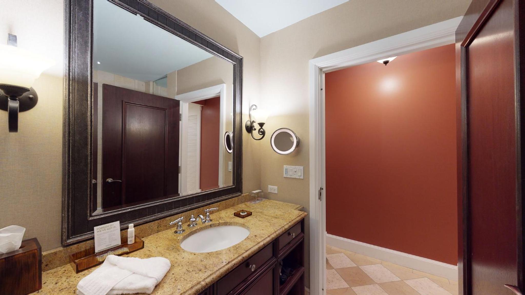 Premium King Room - Photo 2