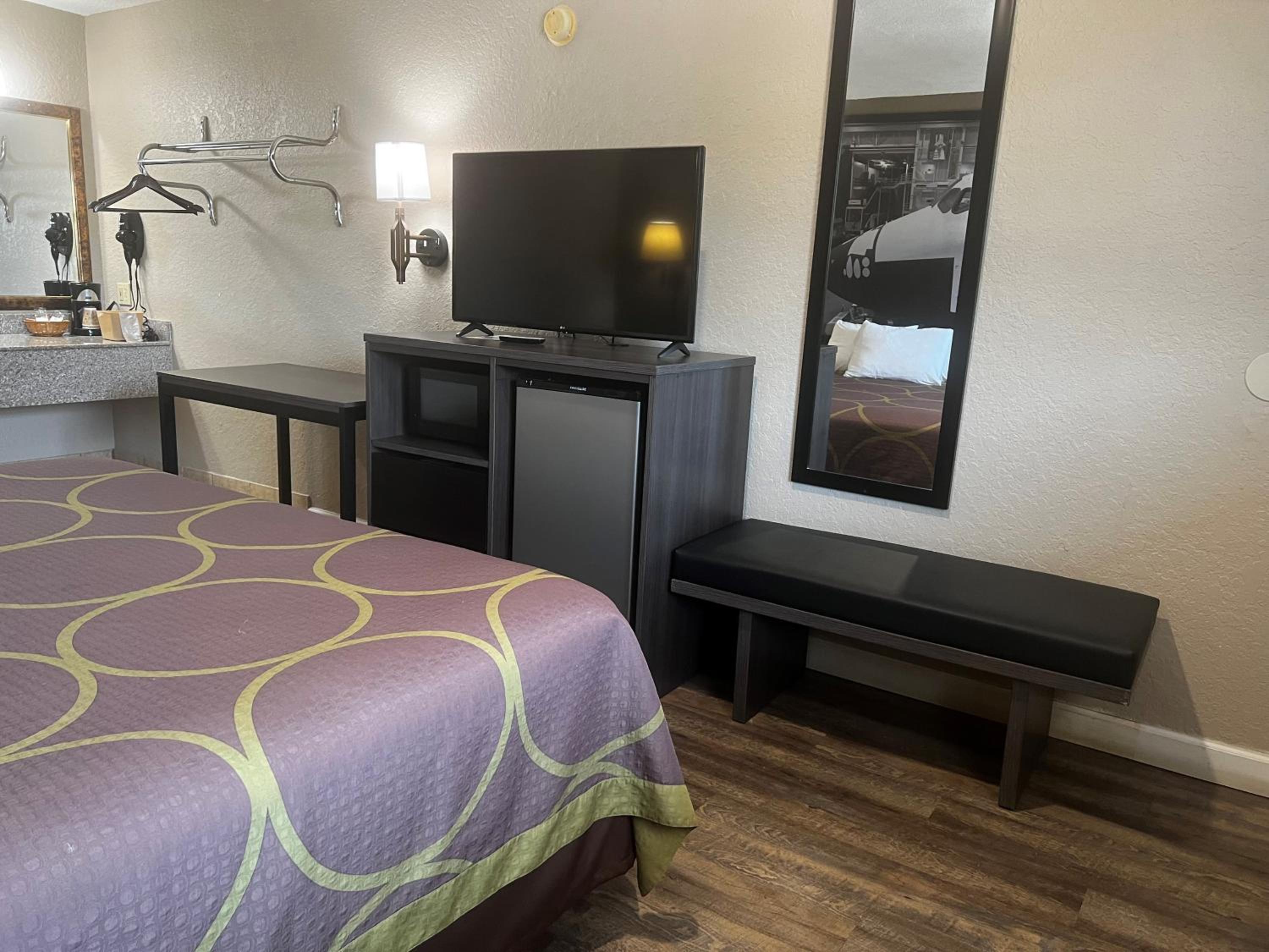 King Room with Bath Tub - Mobility Accessible/Non-Smoking photo 2