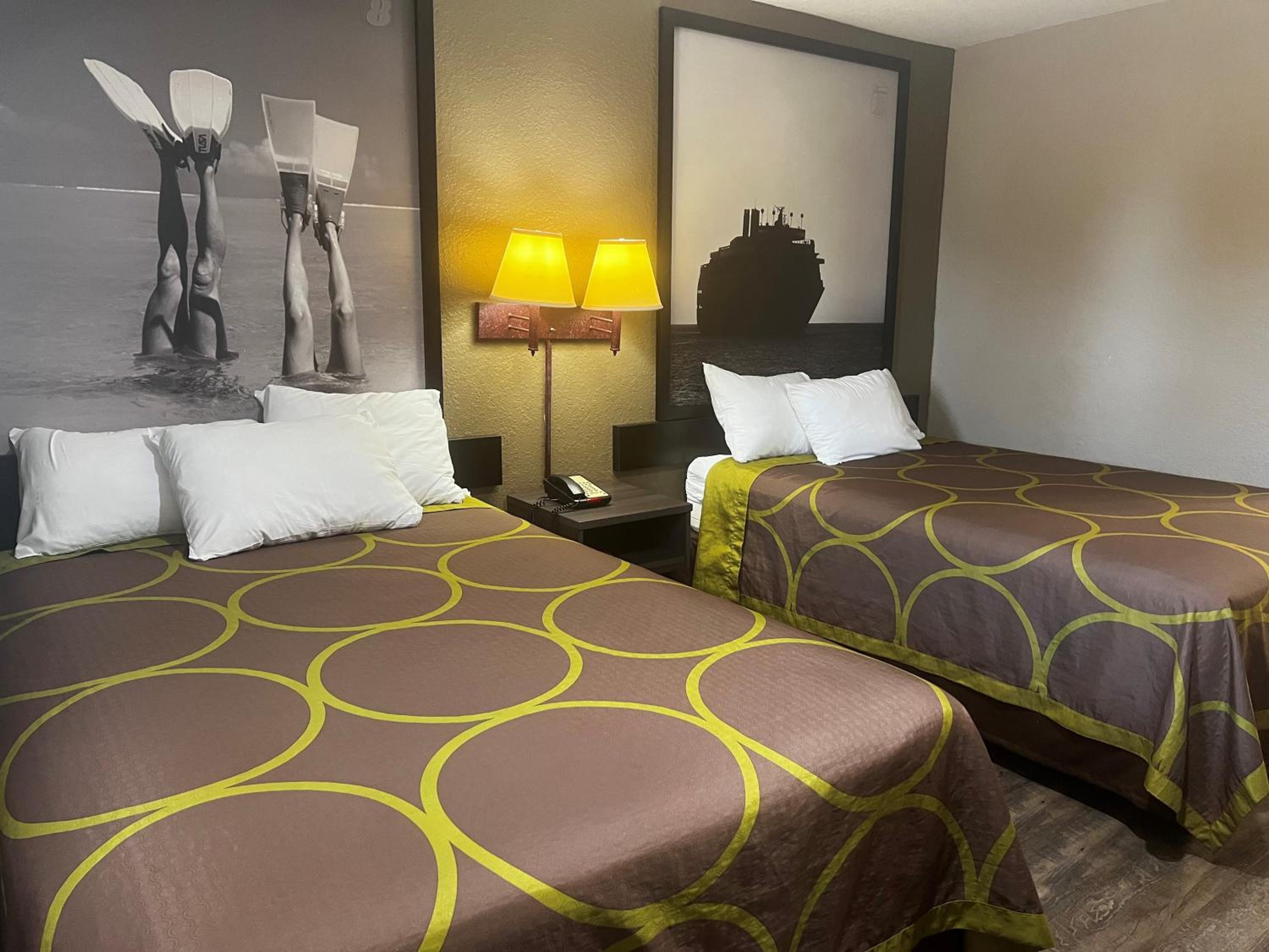 Double Room with Two Double Beds and Bath Tub - Mobility Accessible/Non-Smoking photo 3