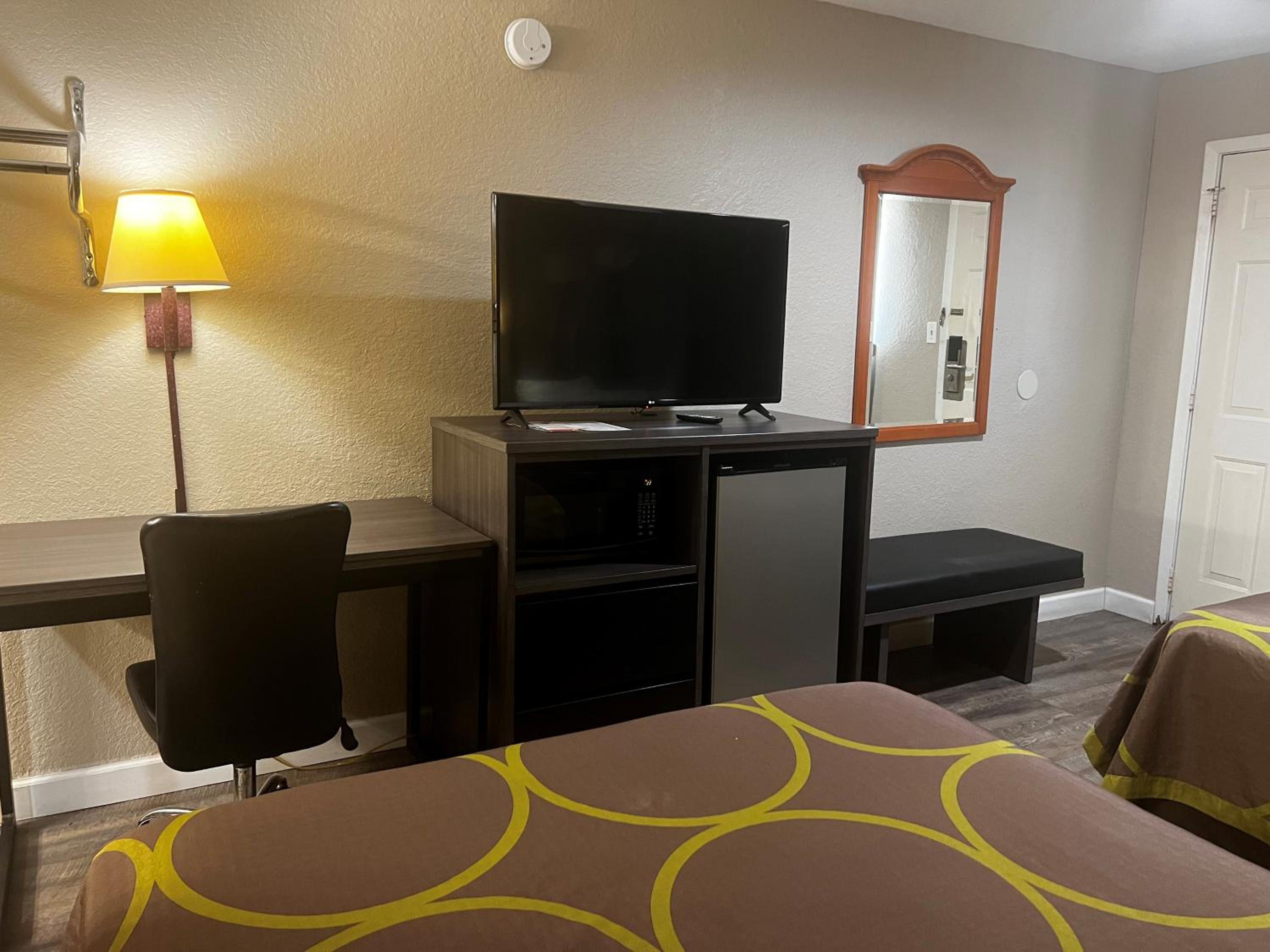 Double Room with Two Double Beds - Smoking photo 2