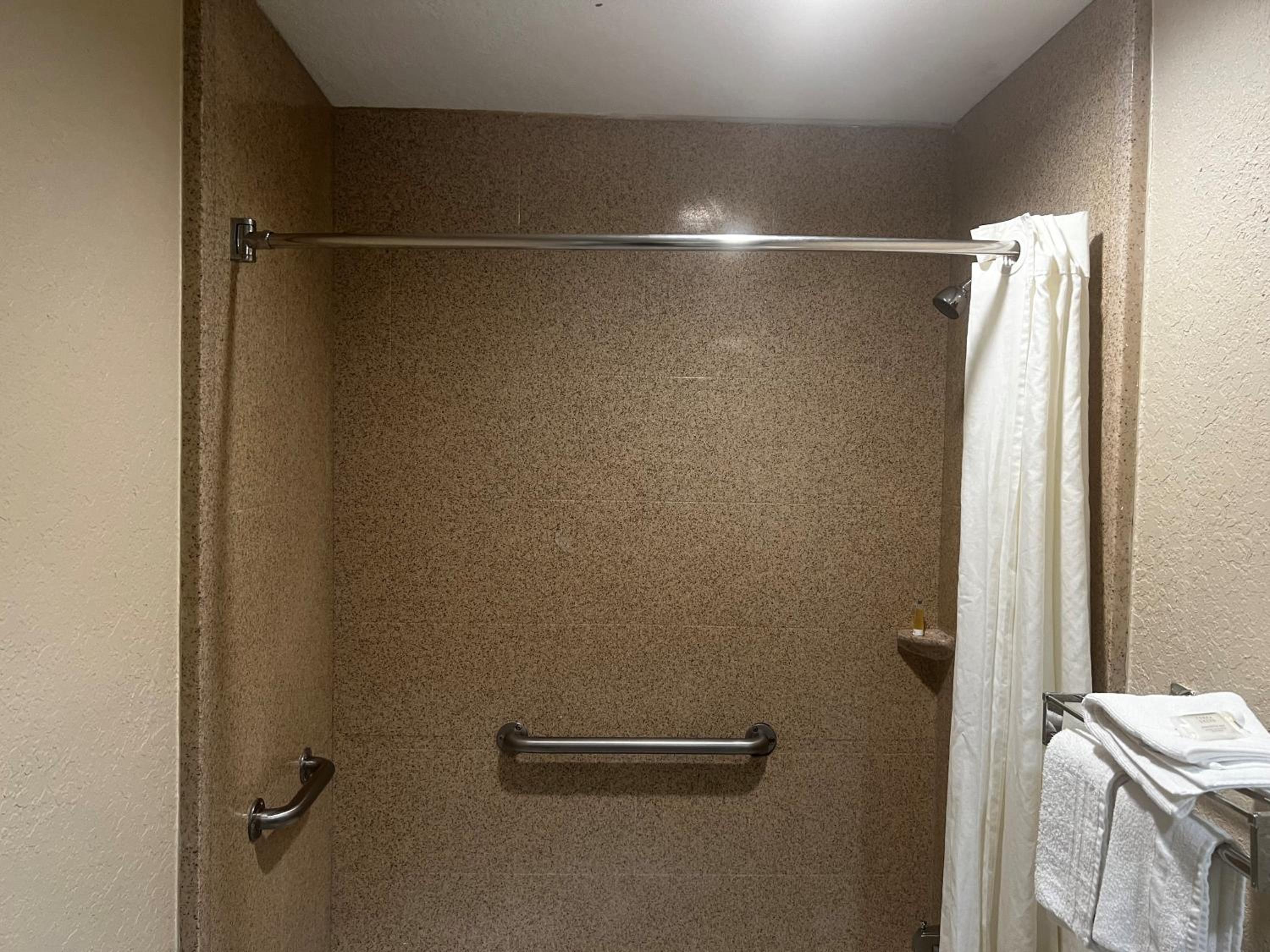 King Room with Bath Tub - Mobility Accessible/Smoking photo 3