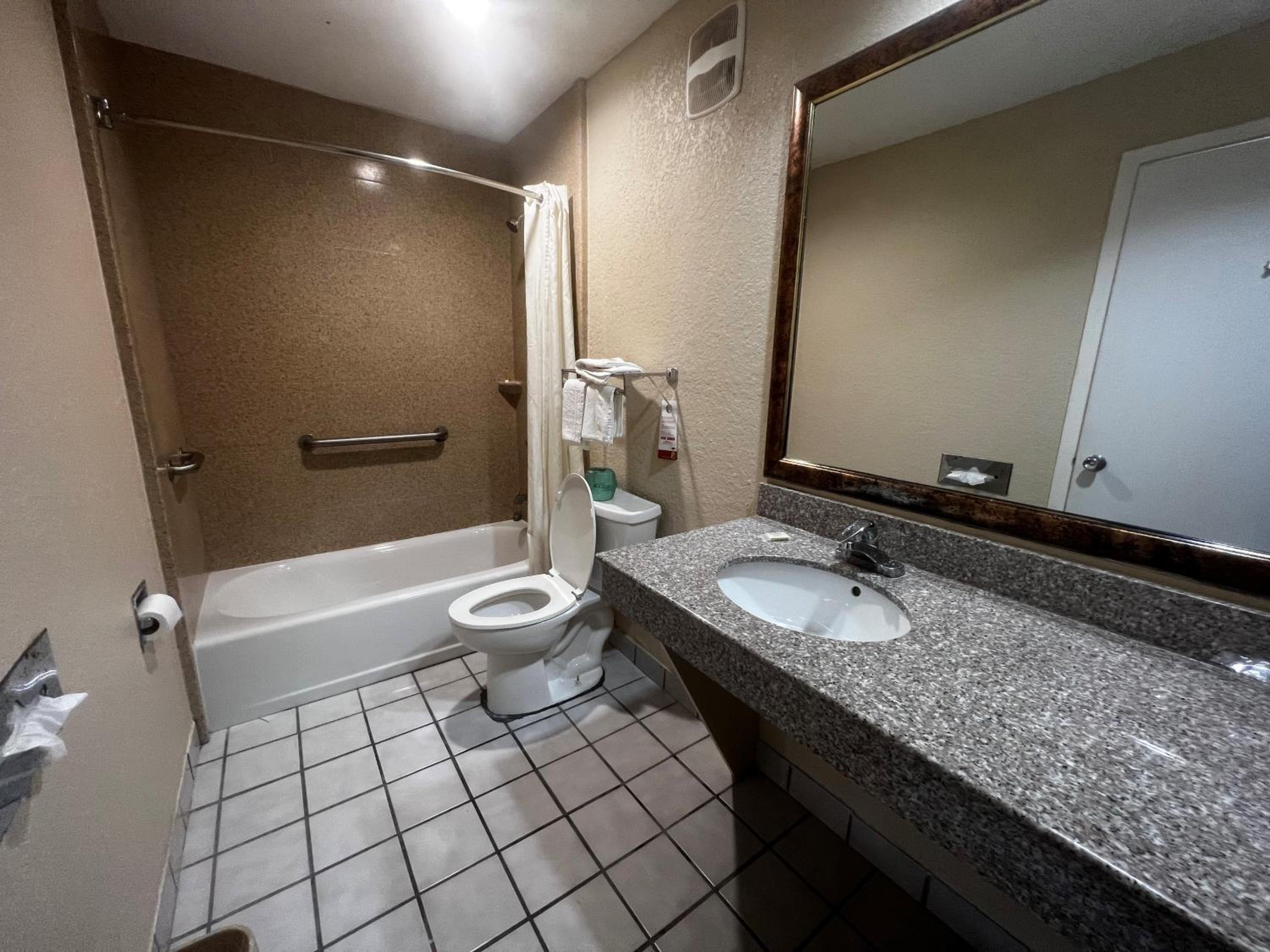 King Room with Bath Tub - Mobility Accessible/Non-Smoking photo 3