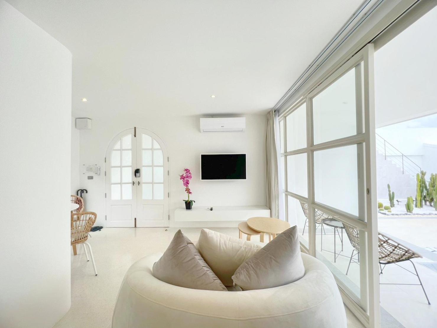 Studio with Pool View - Photo 5