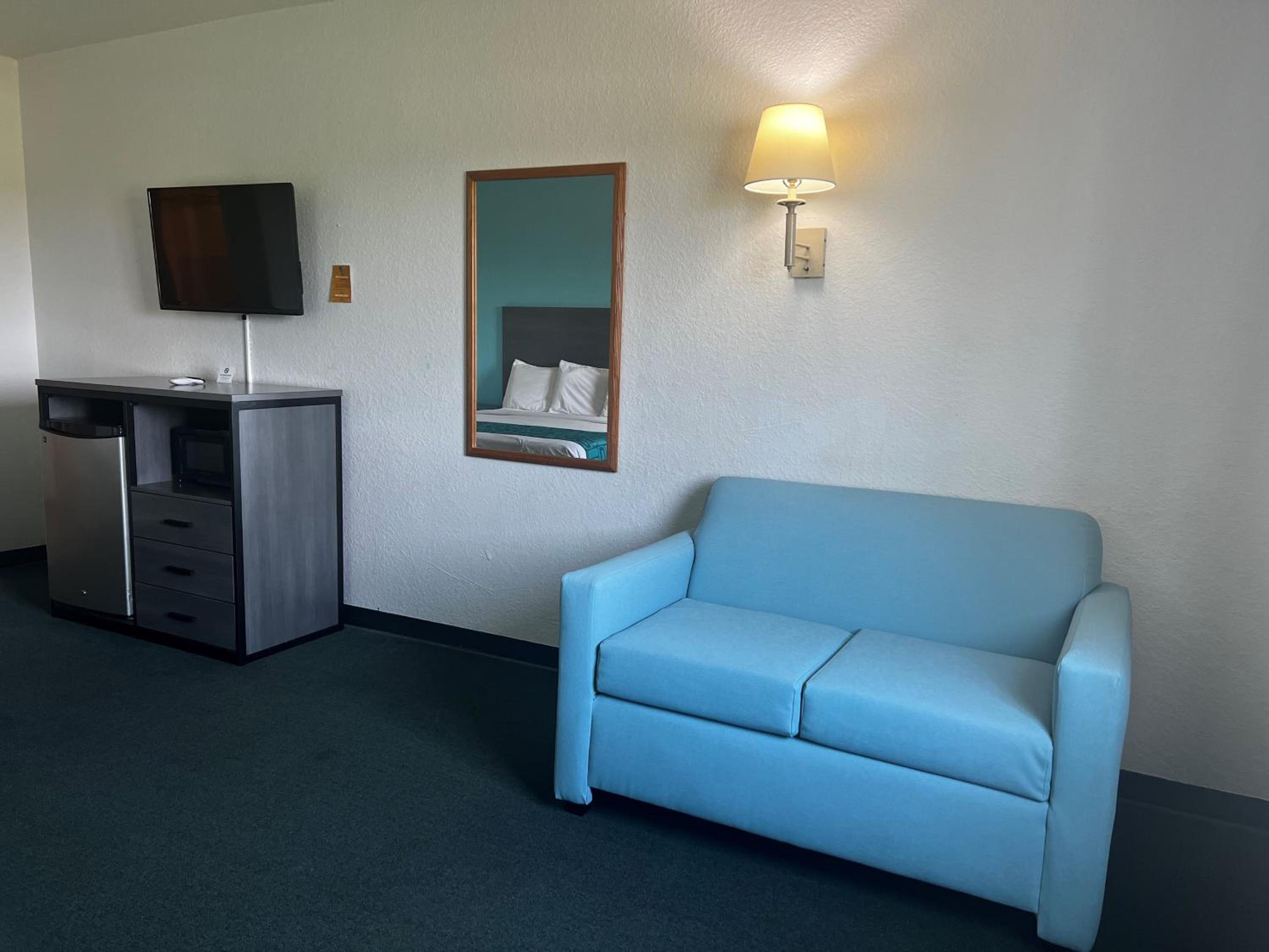 King Room - Non-Smoking - Photo 9