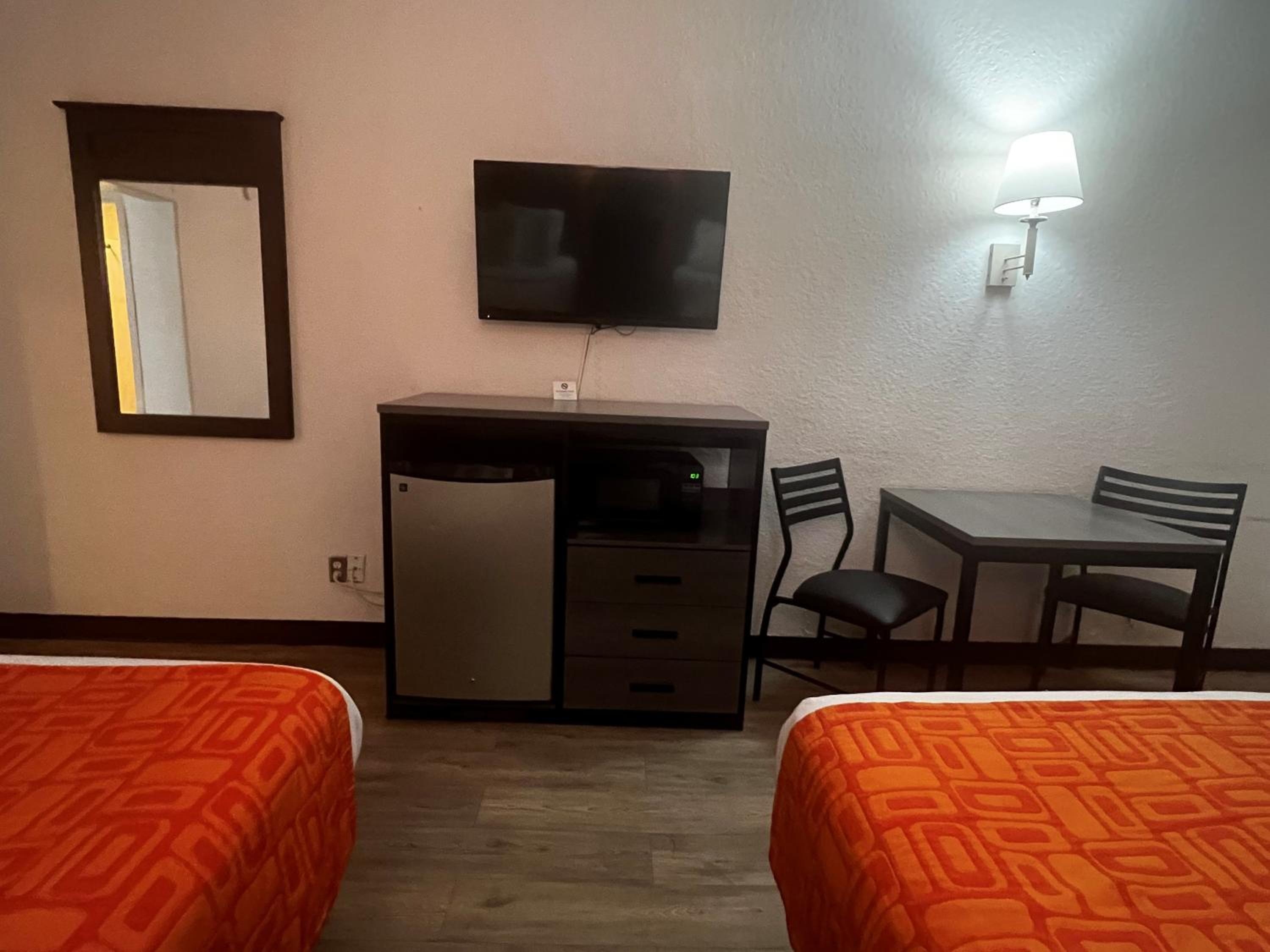 Queen Room with Two Queen Beds - Non-Smoking - Photo 11
