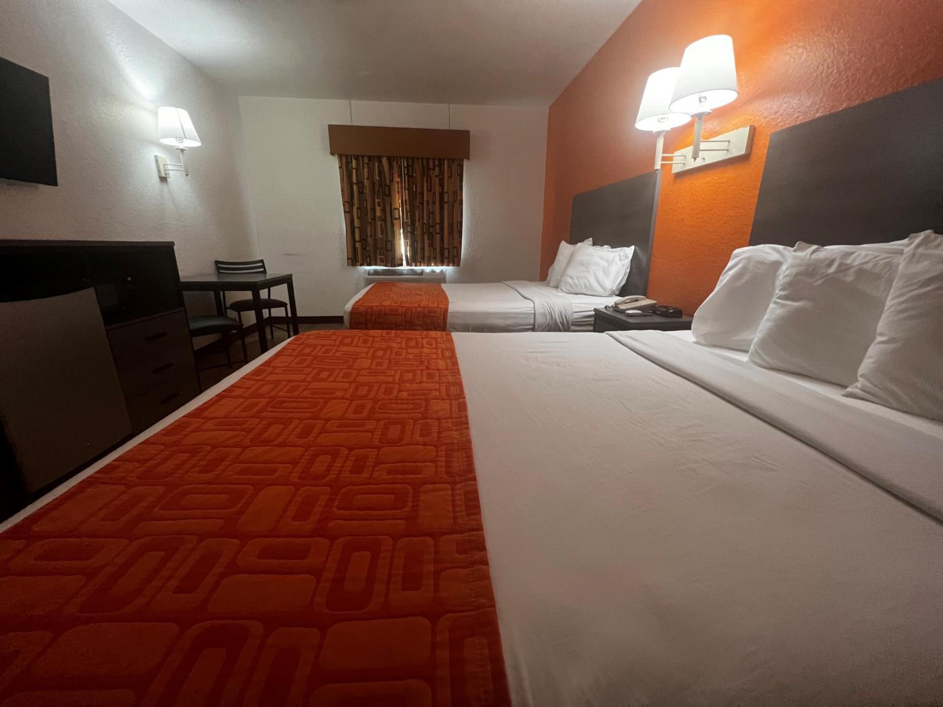 Queen Room with Two Queen Beds - Non-Smoking - Photo 10