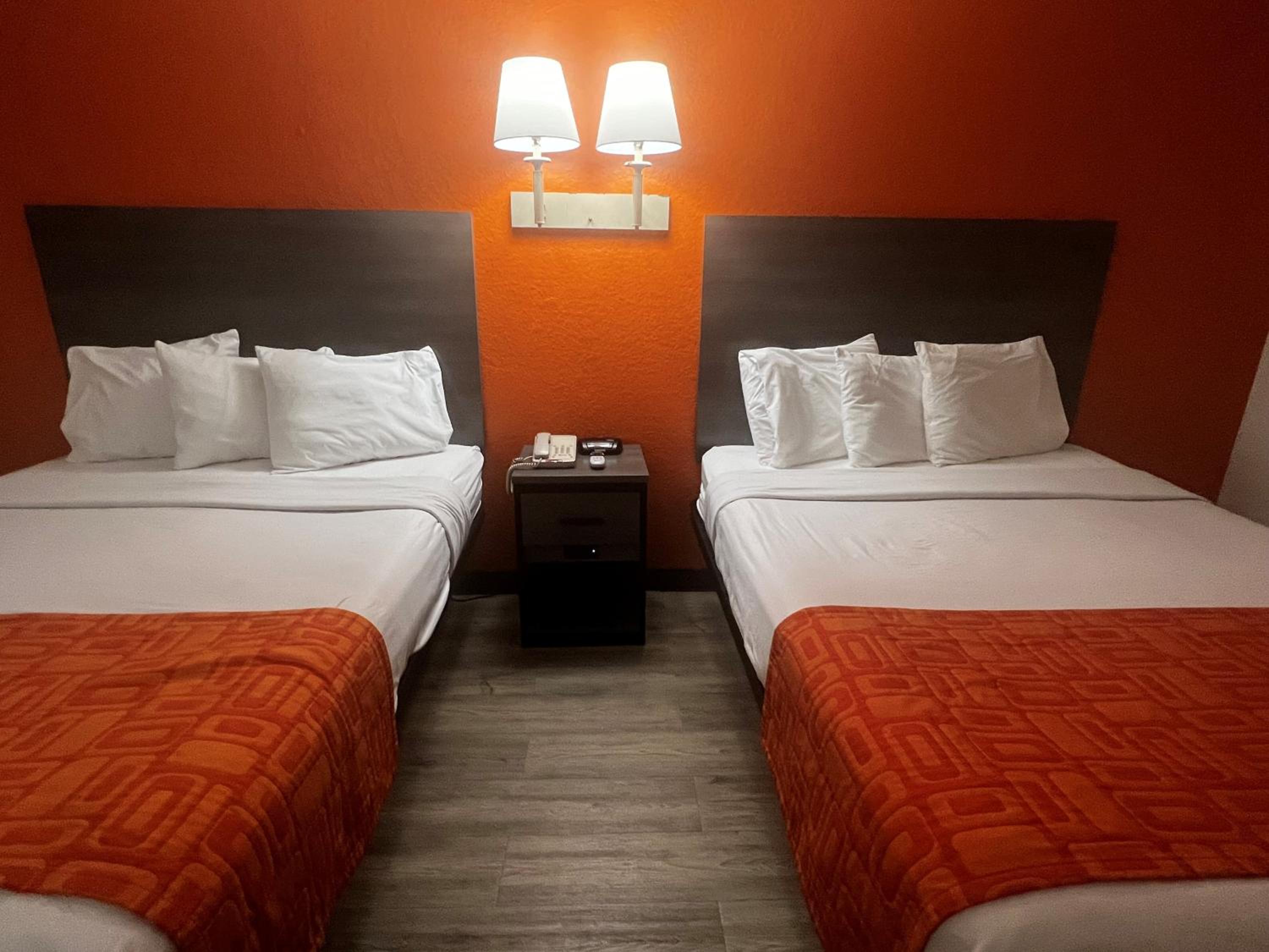 Queen Room with Two Queen Beds - Non-Smoking - Photo 6