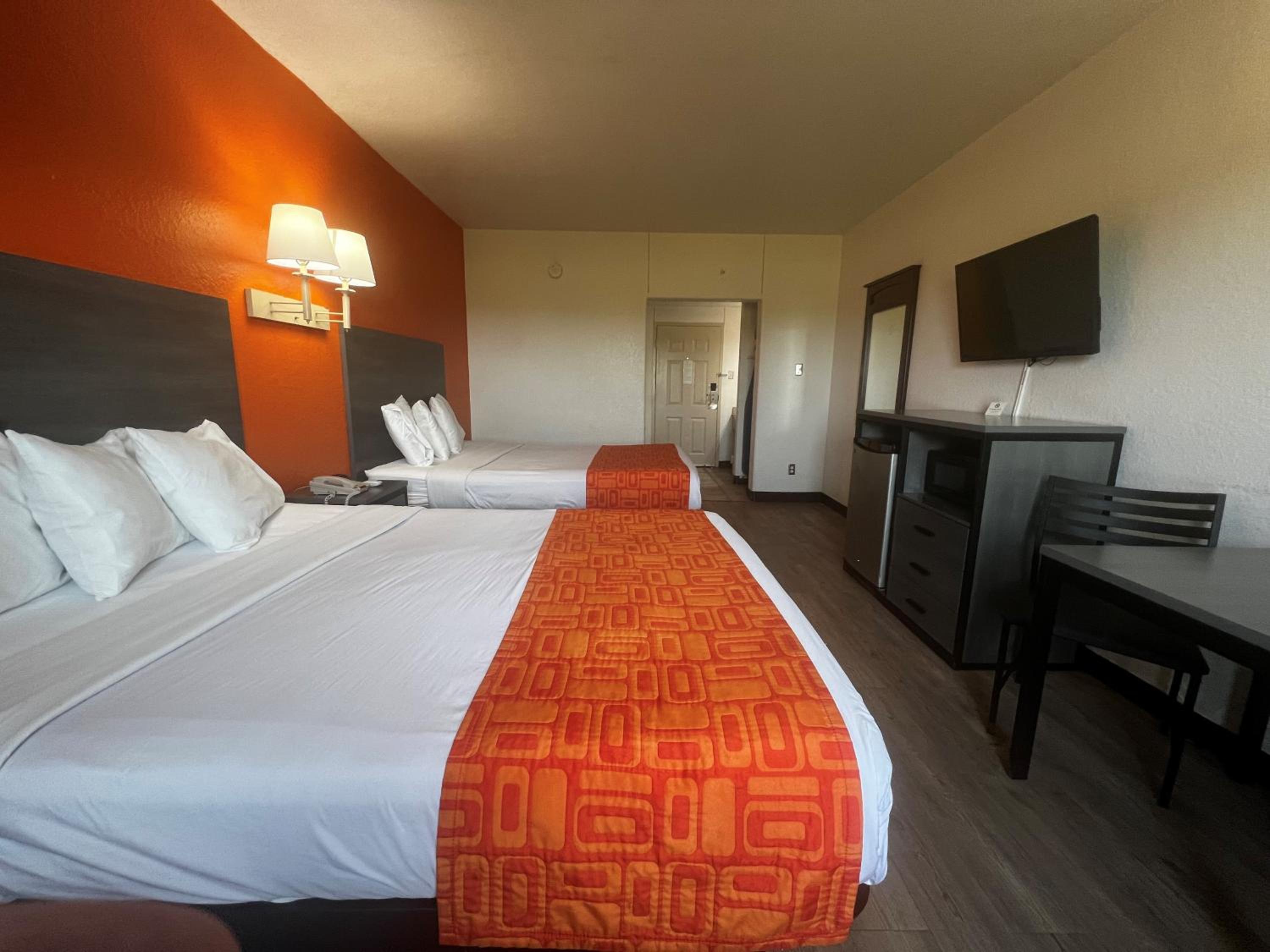 Queen Room with Two Queen Beds - Non-Smoking - Photo 4