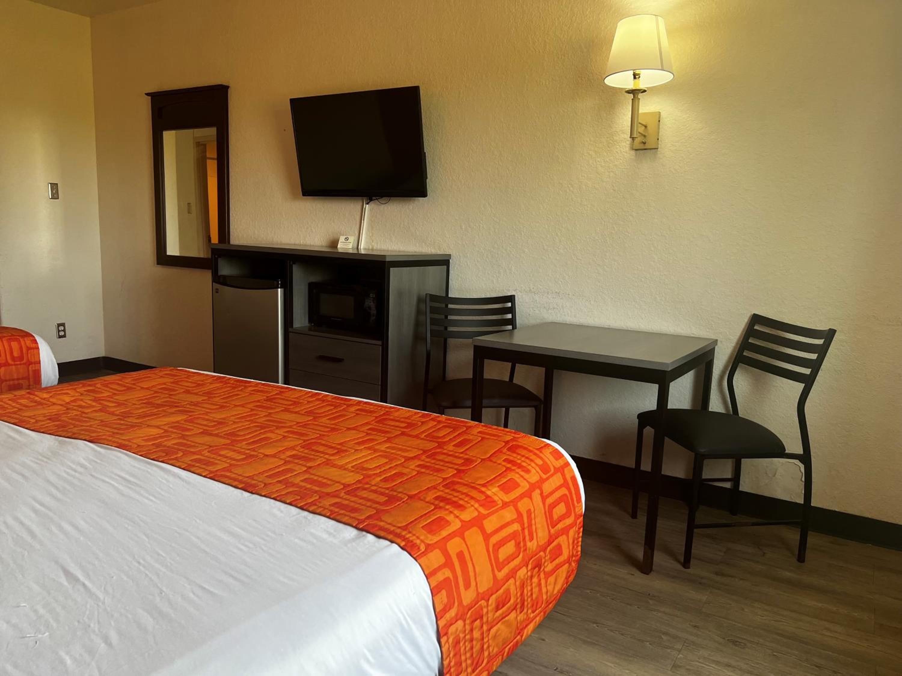 Queen Room with Two Queen Beds - Non-Smoking - Photo 3
