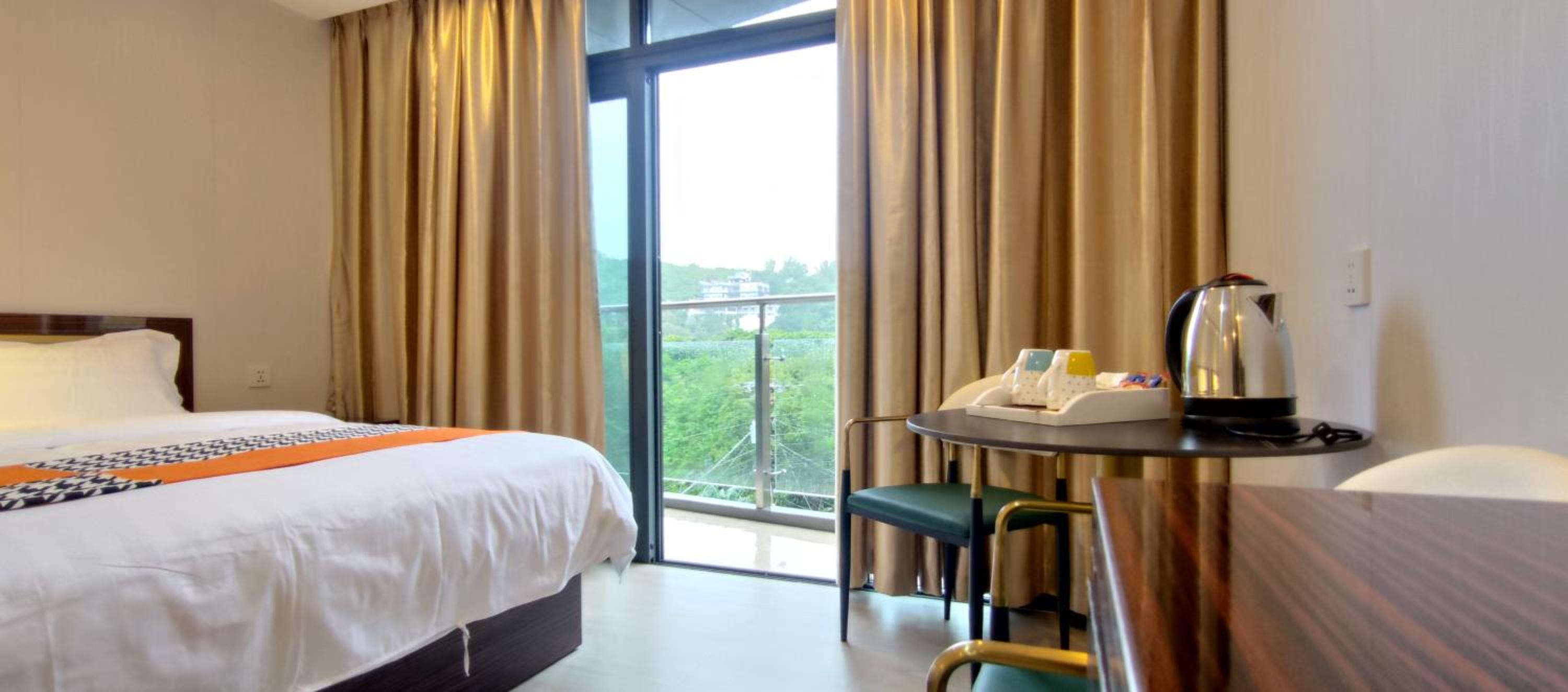 Deluxe Double Room with Balcony - Photo 10
