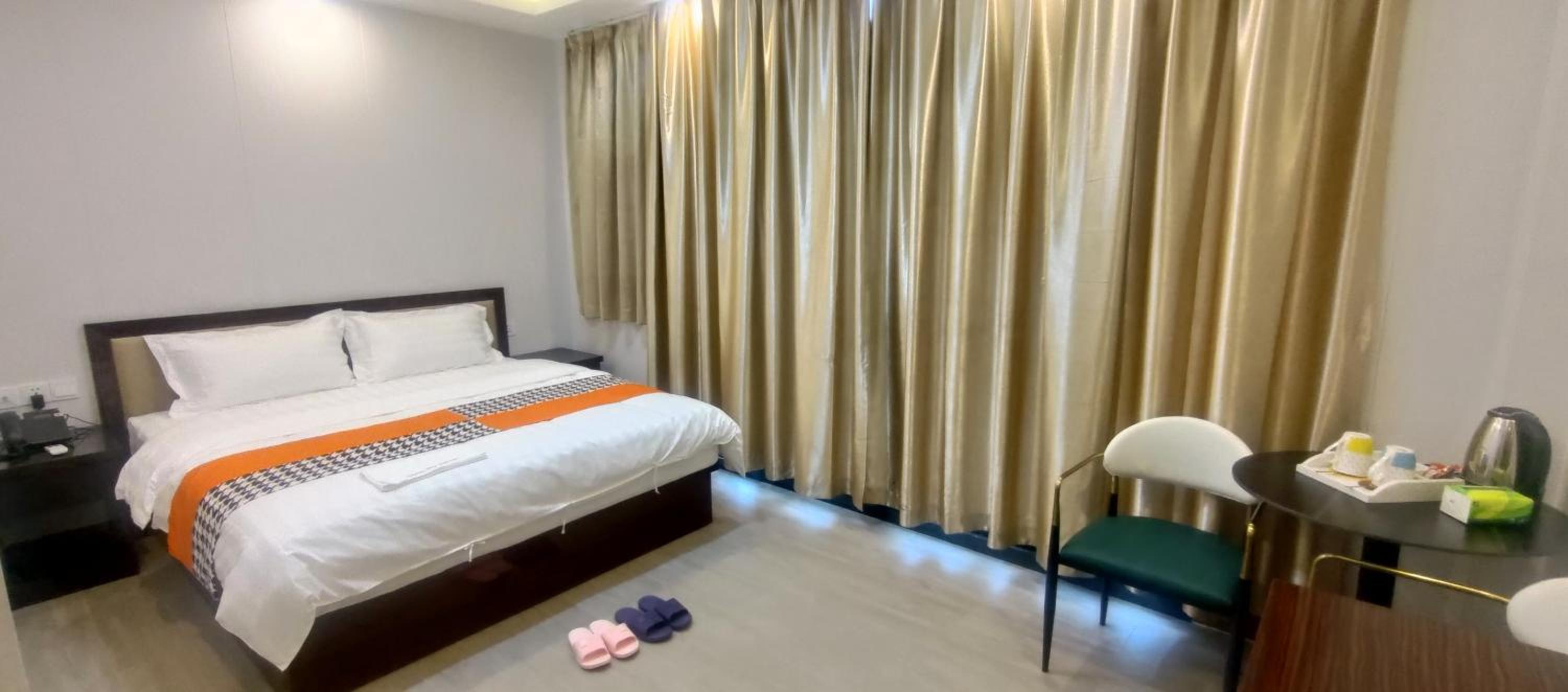 Deluxe Double Room with Balcony - Photo 15