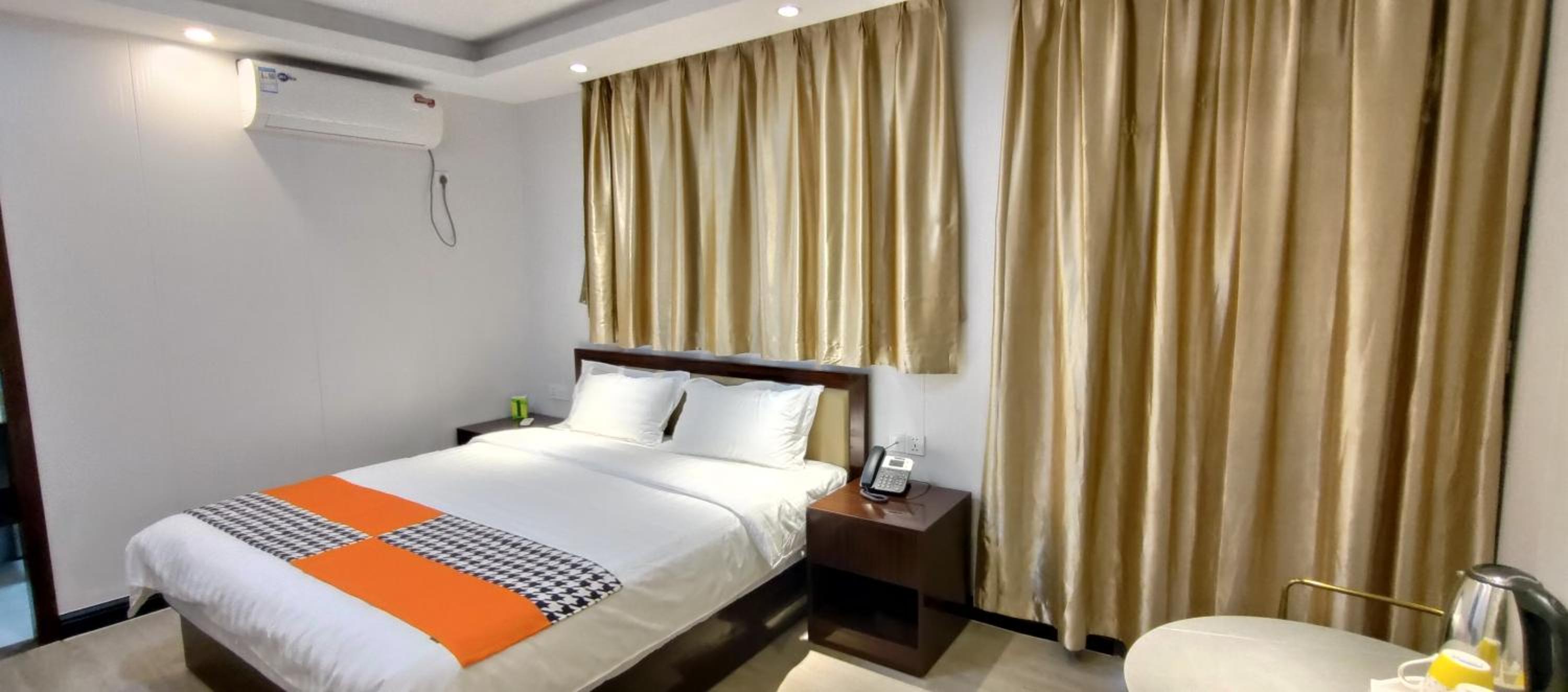 Deluxe Double Room with Balcony - Photo 4