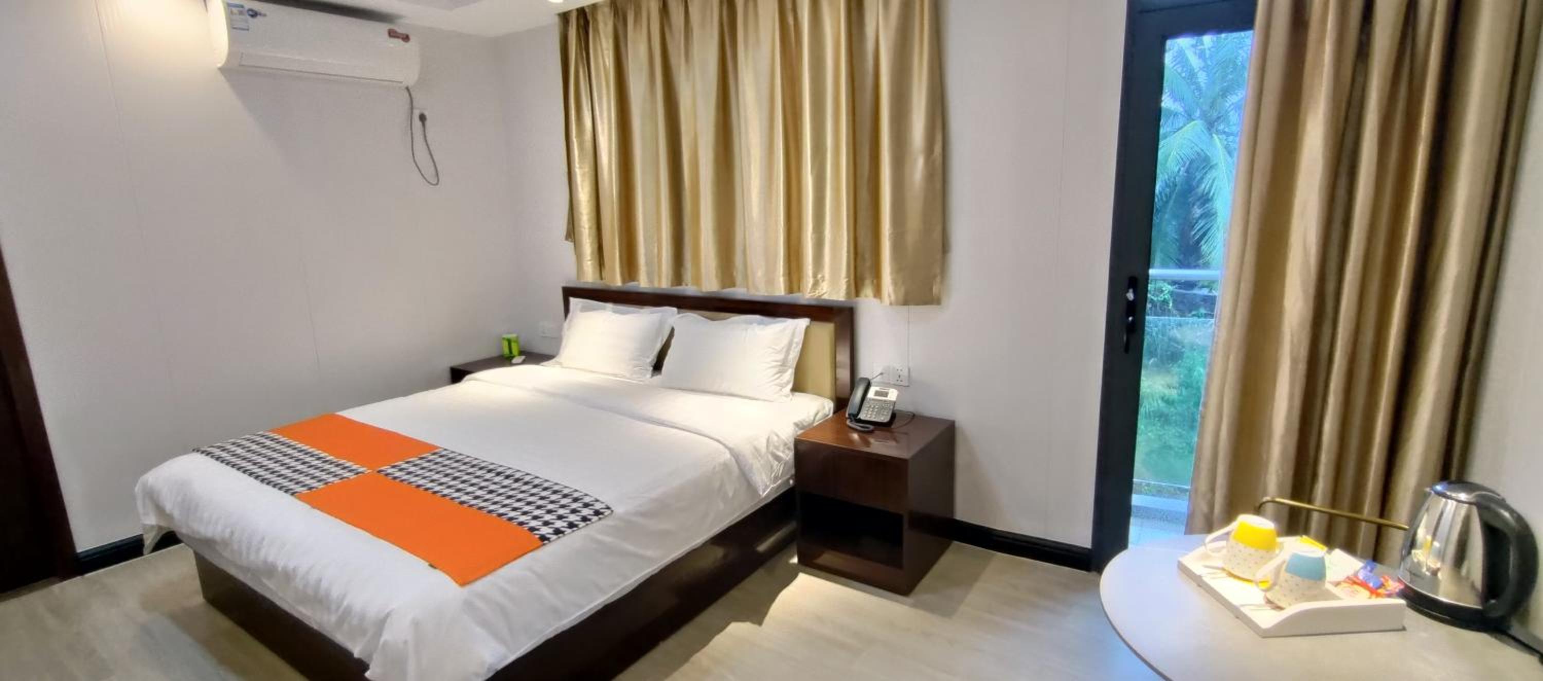 Deluxe Double Room with Balcony - Photo 18