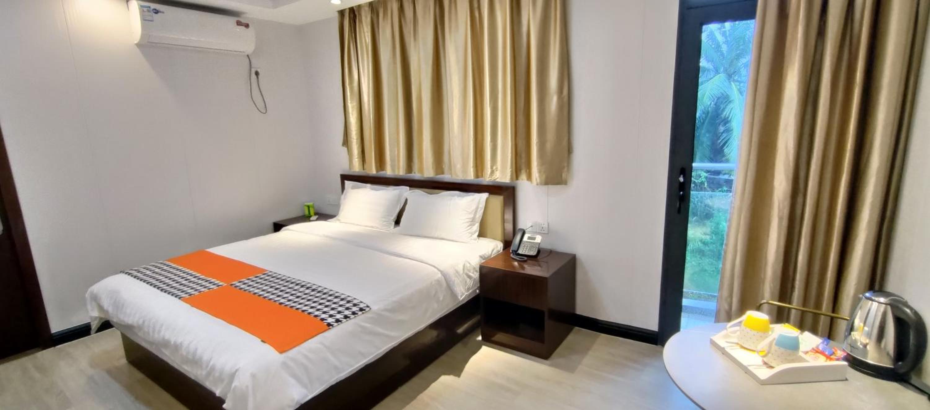 Deluxe Double Room with Balcony - Photo 12