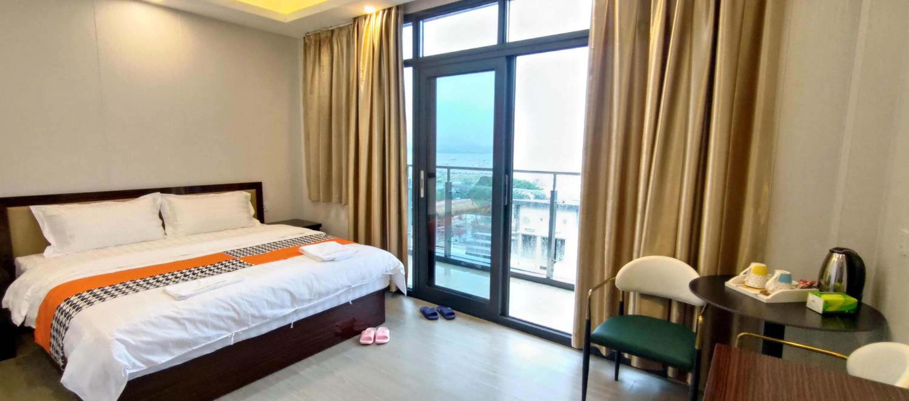 Deluxe Double Room with Balcony - Photo 38