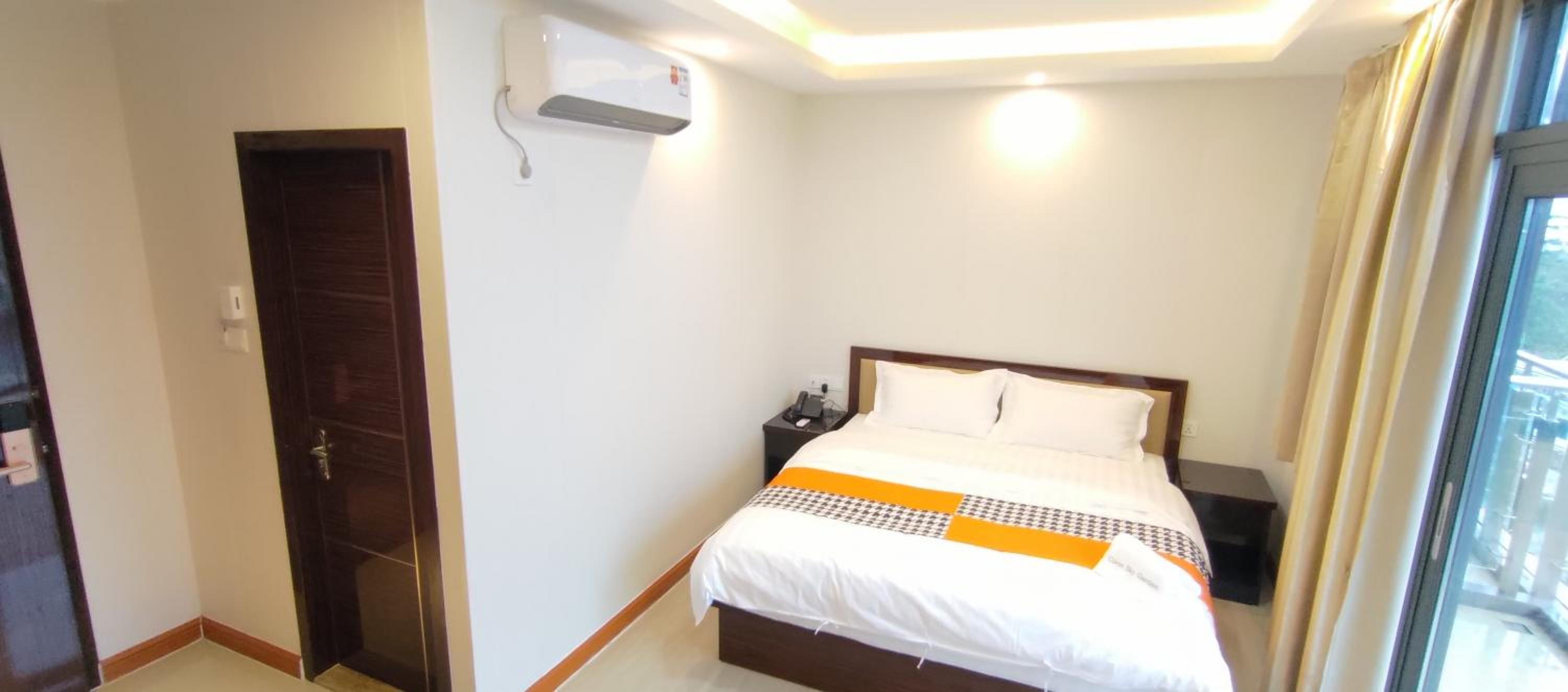 Deluxe Double Room with Balcony - Photo 17