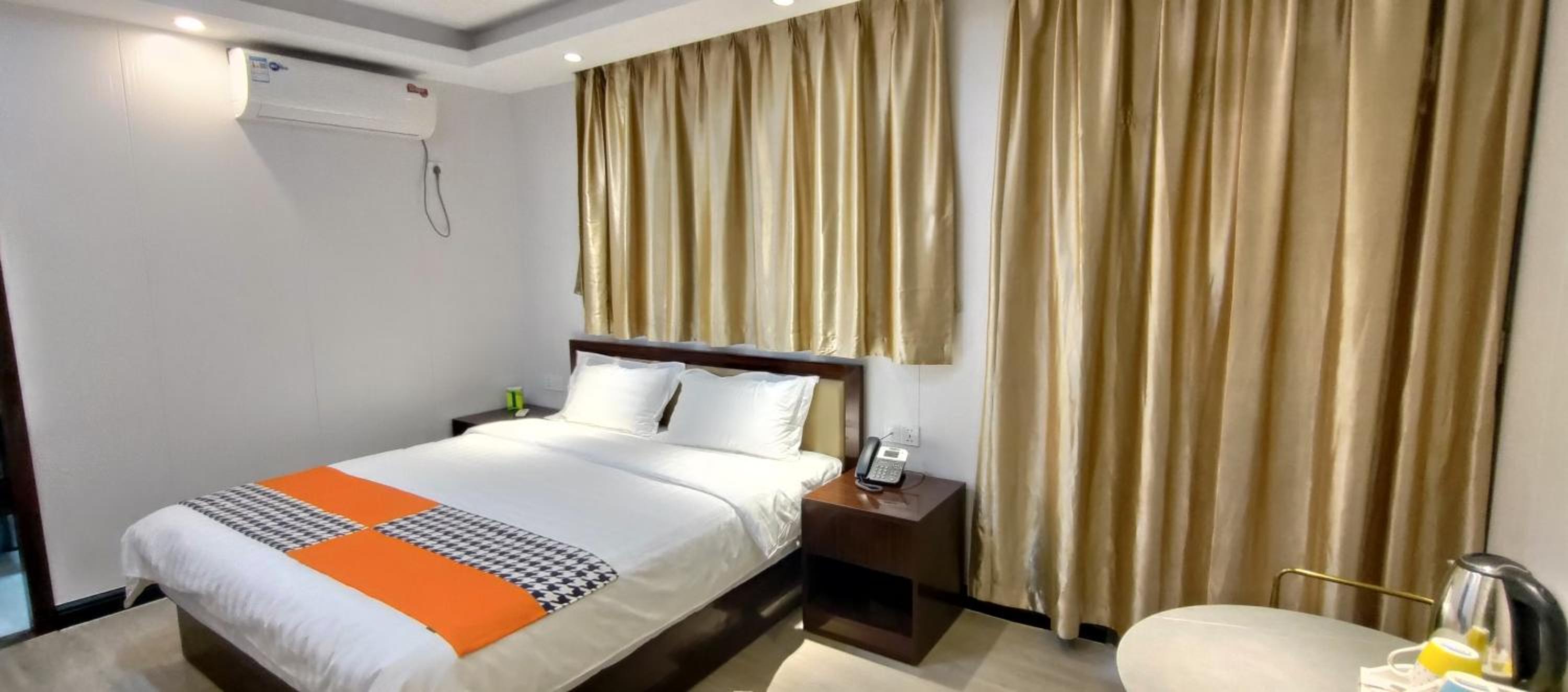 Deluxe Double Room with Balcony - Photo 13