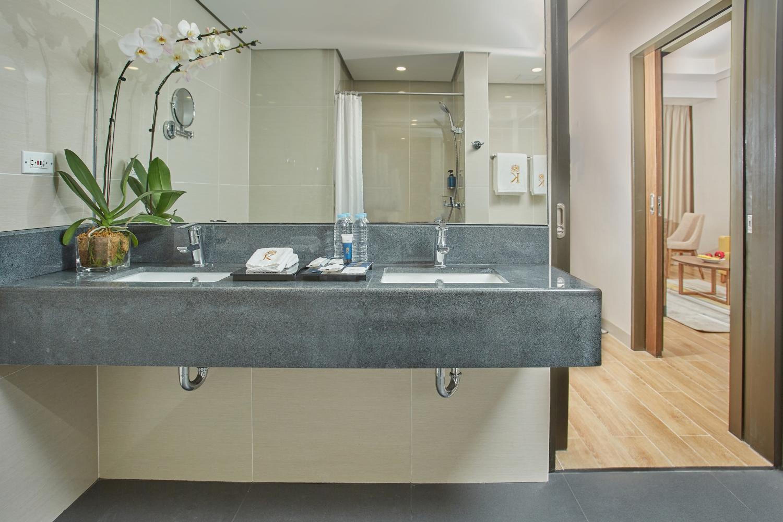 Executive Suite - Photo 5