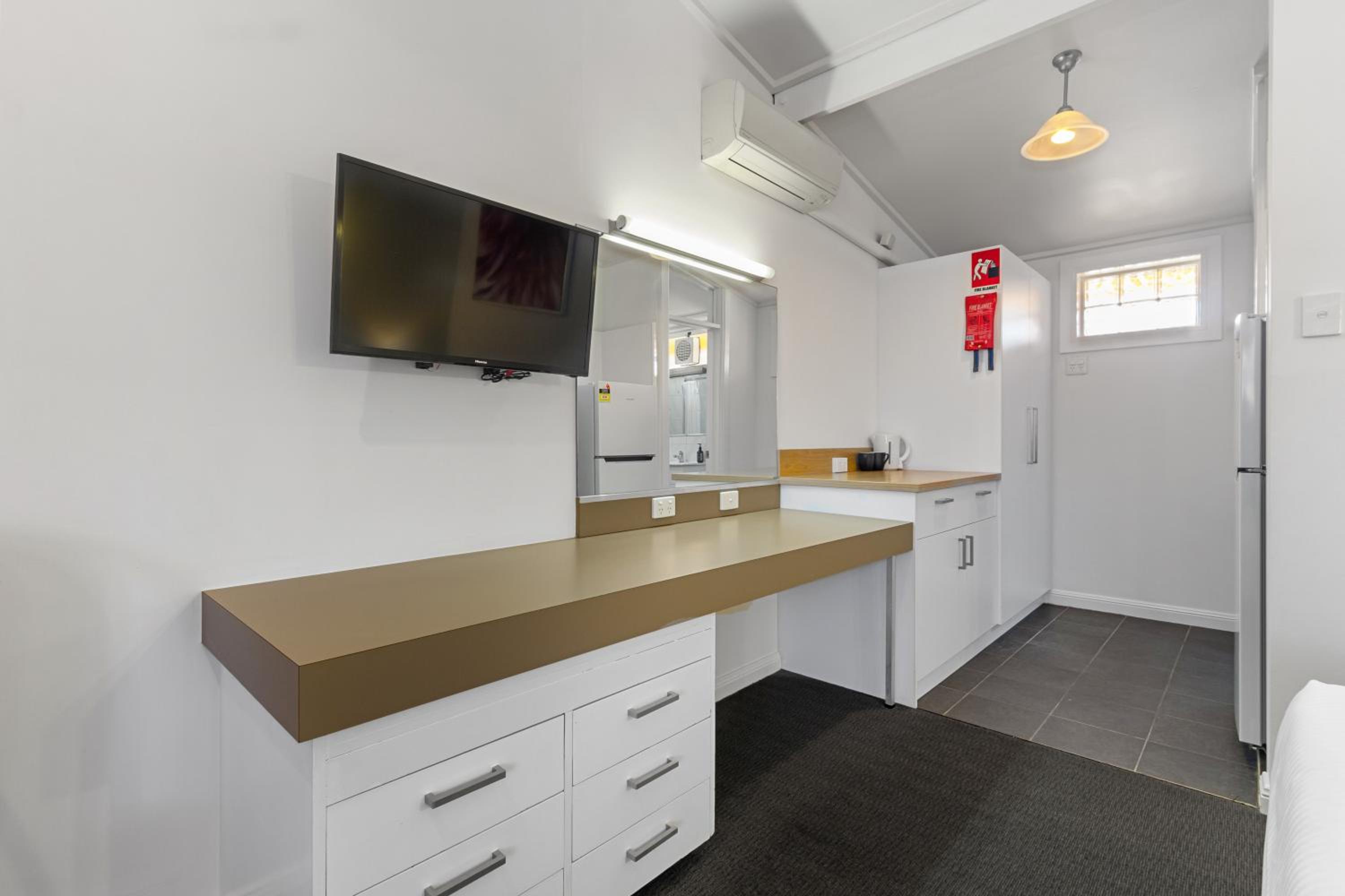 Standard Queen Room with Free Wifi and Parking - Photo 2