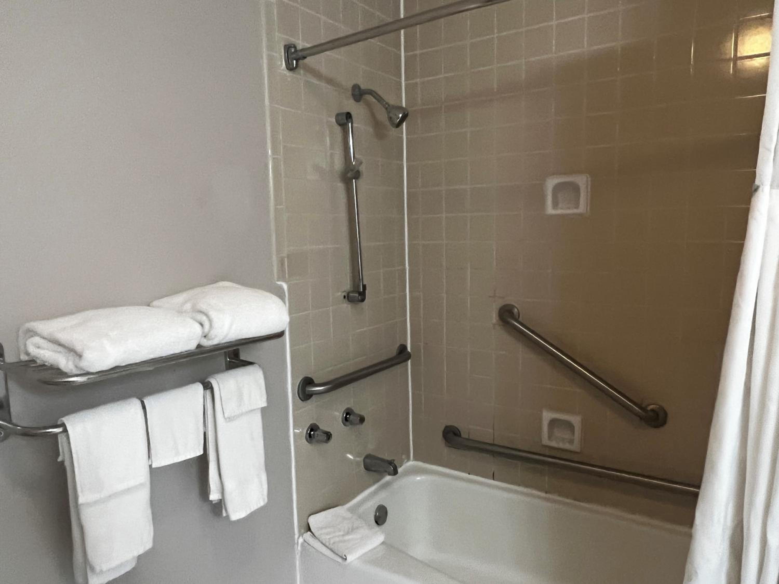 Double Room with Two Double Beds and Bath Tub - Mobility/Hearing Accessible - Non-Smoking - Photo 5