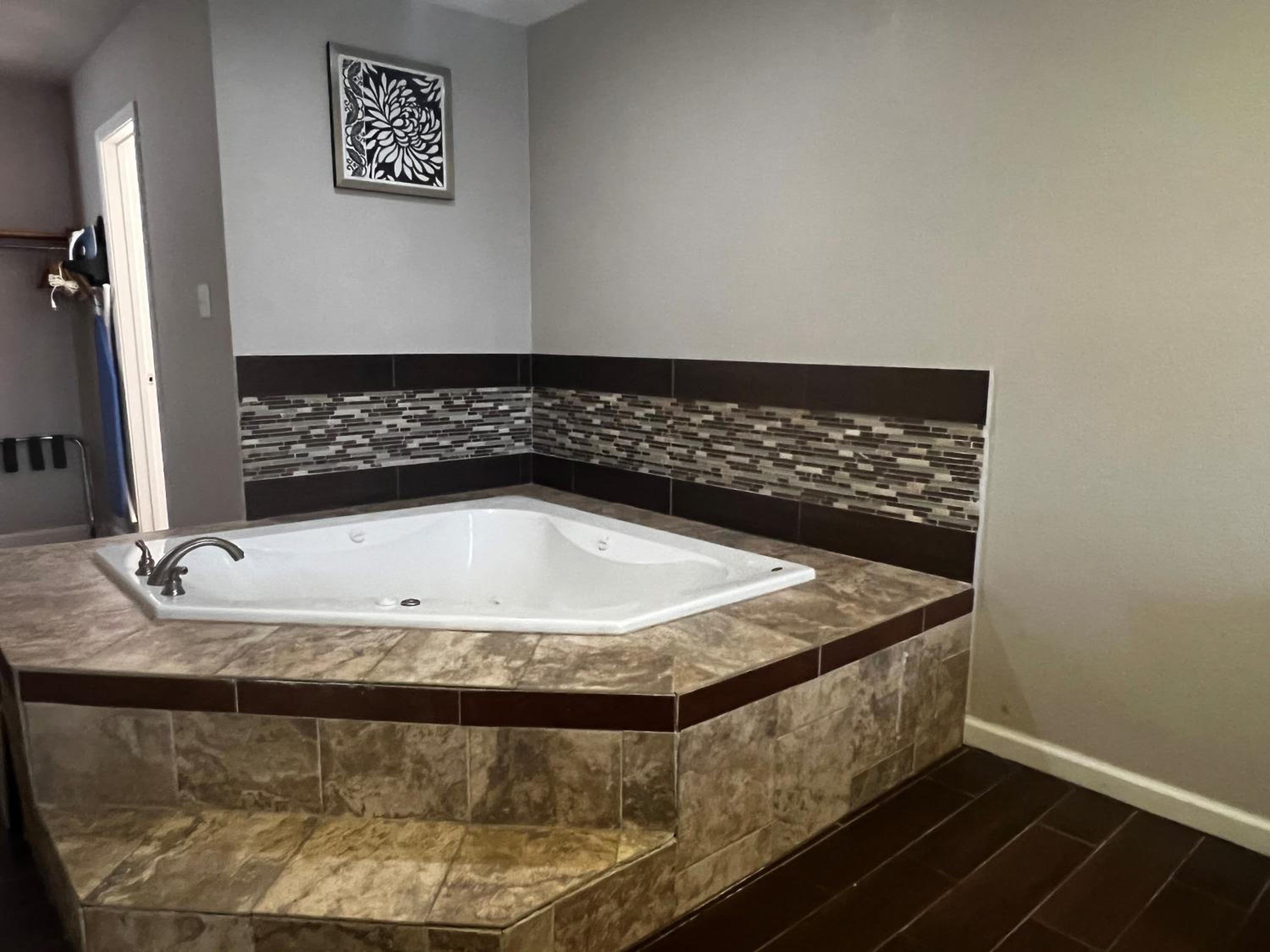 1 King Bed, Suite, Hot Tub, Non-Smoking - Photo 4