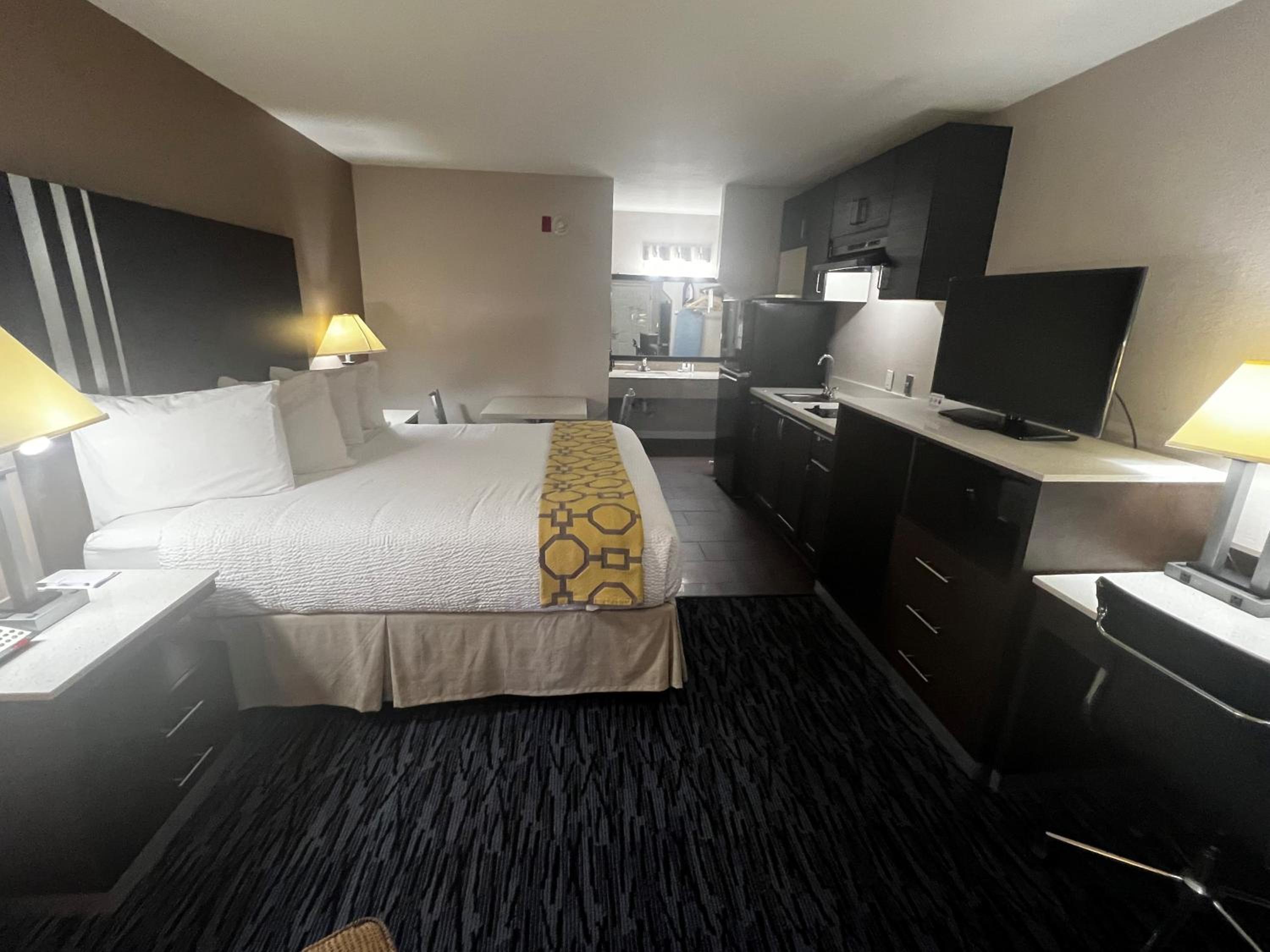 Deluxe King Studio Suite - Non-Smoking - Photo 1