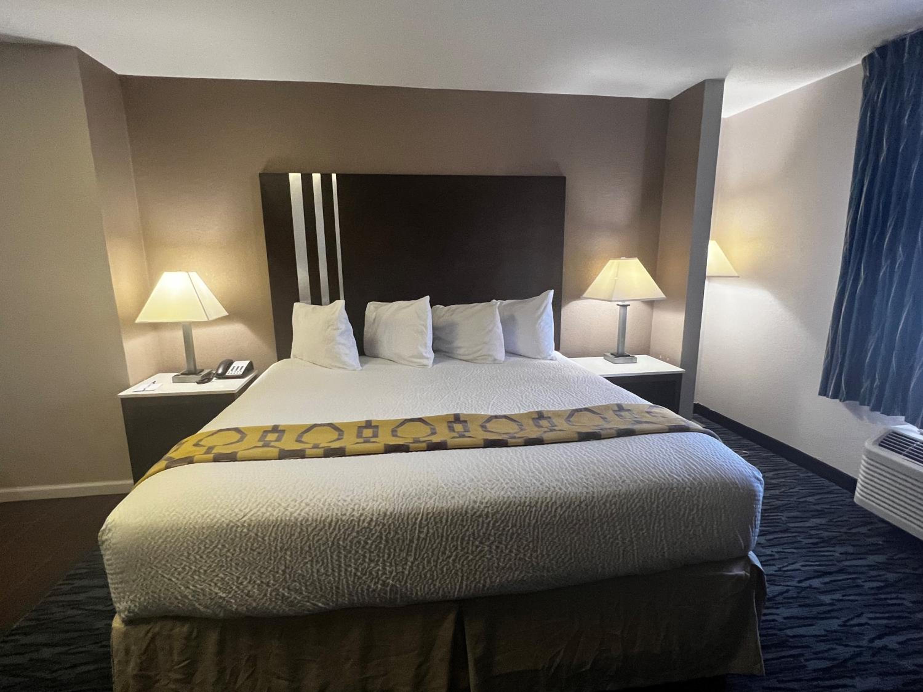 King Room - Non-Smoking - Photo 1