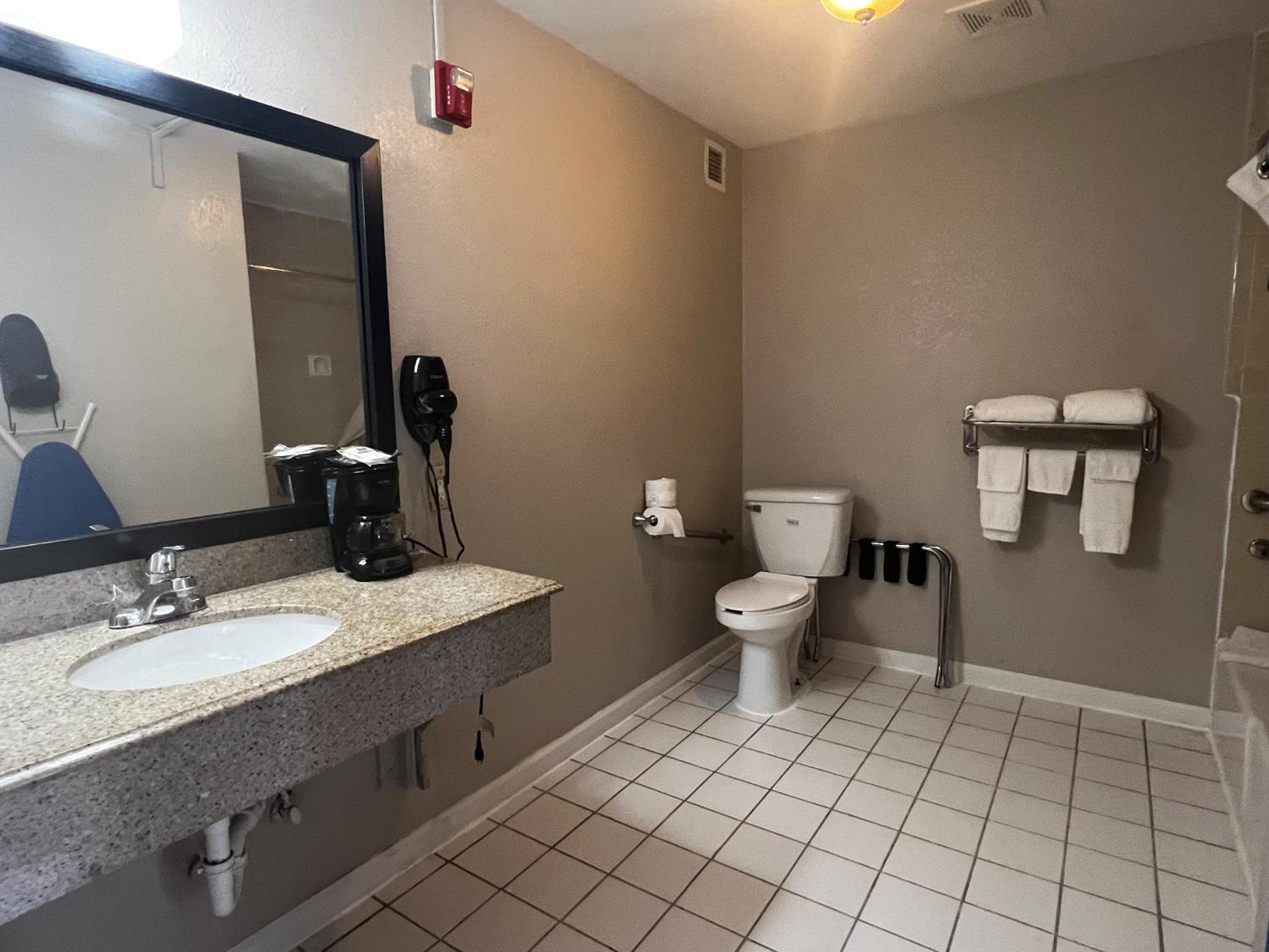 Doube Room with Two Double Beds and Roll-In Shower - Mobility/Hearing Accessible - Non-Smoking - Photo 2
