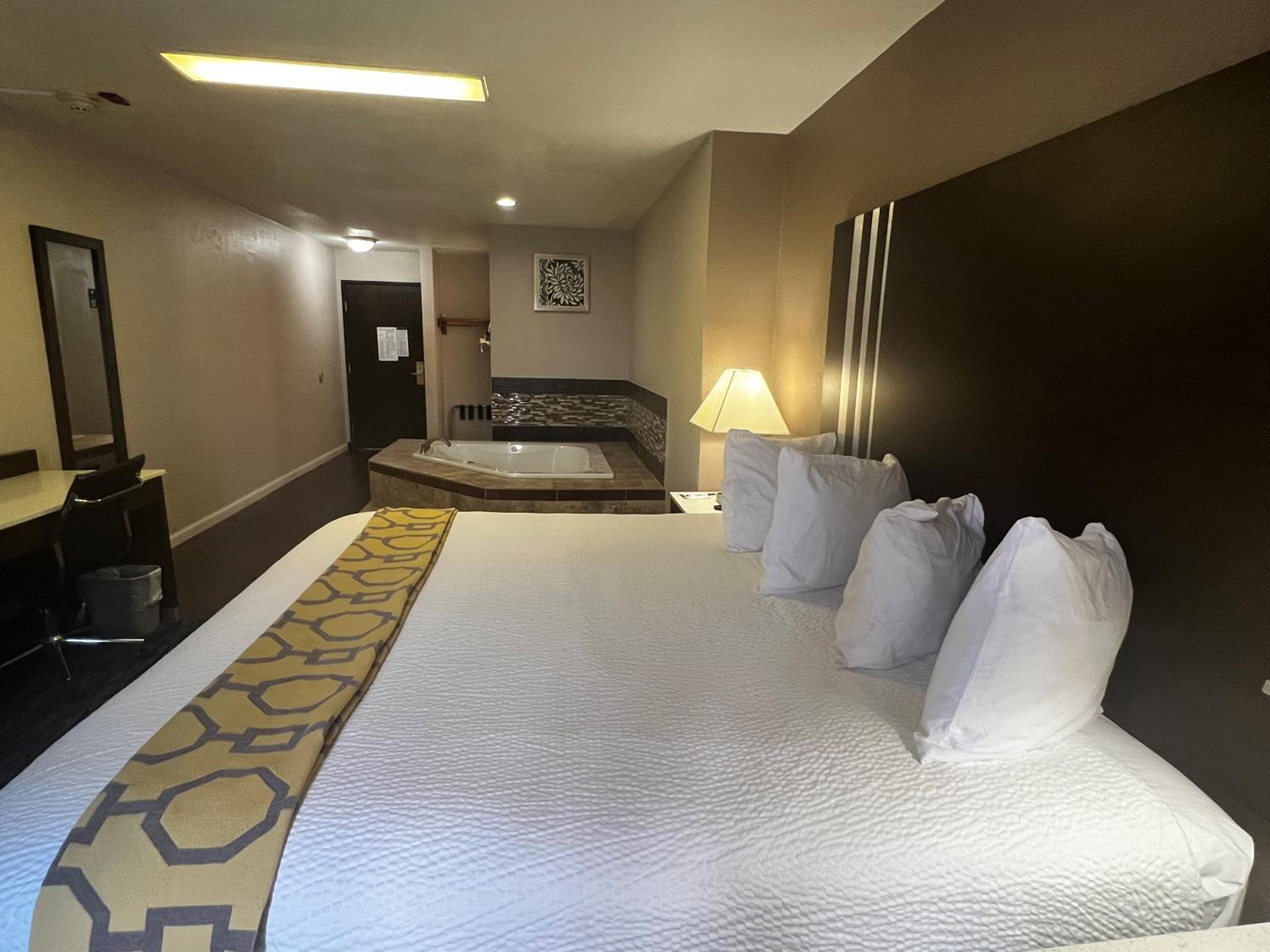 1 King Bed, Suite, Hot Tub, Non-Smoking - Photo 8