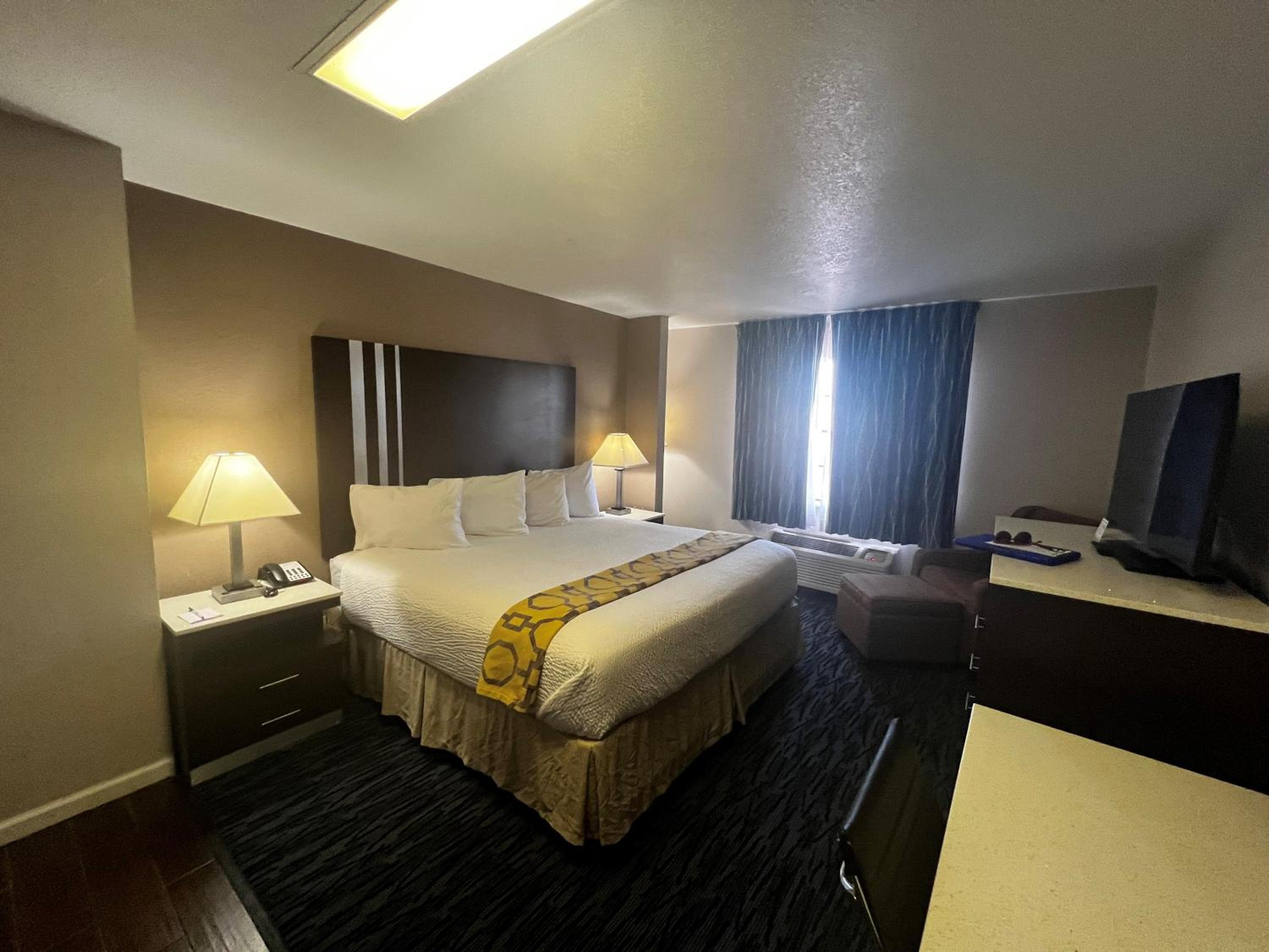 King Room - Non-Smoking - Photo 5