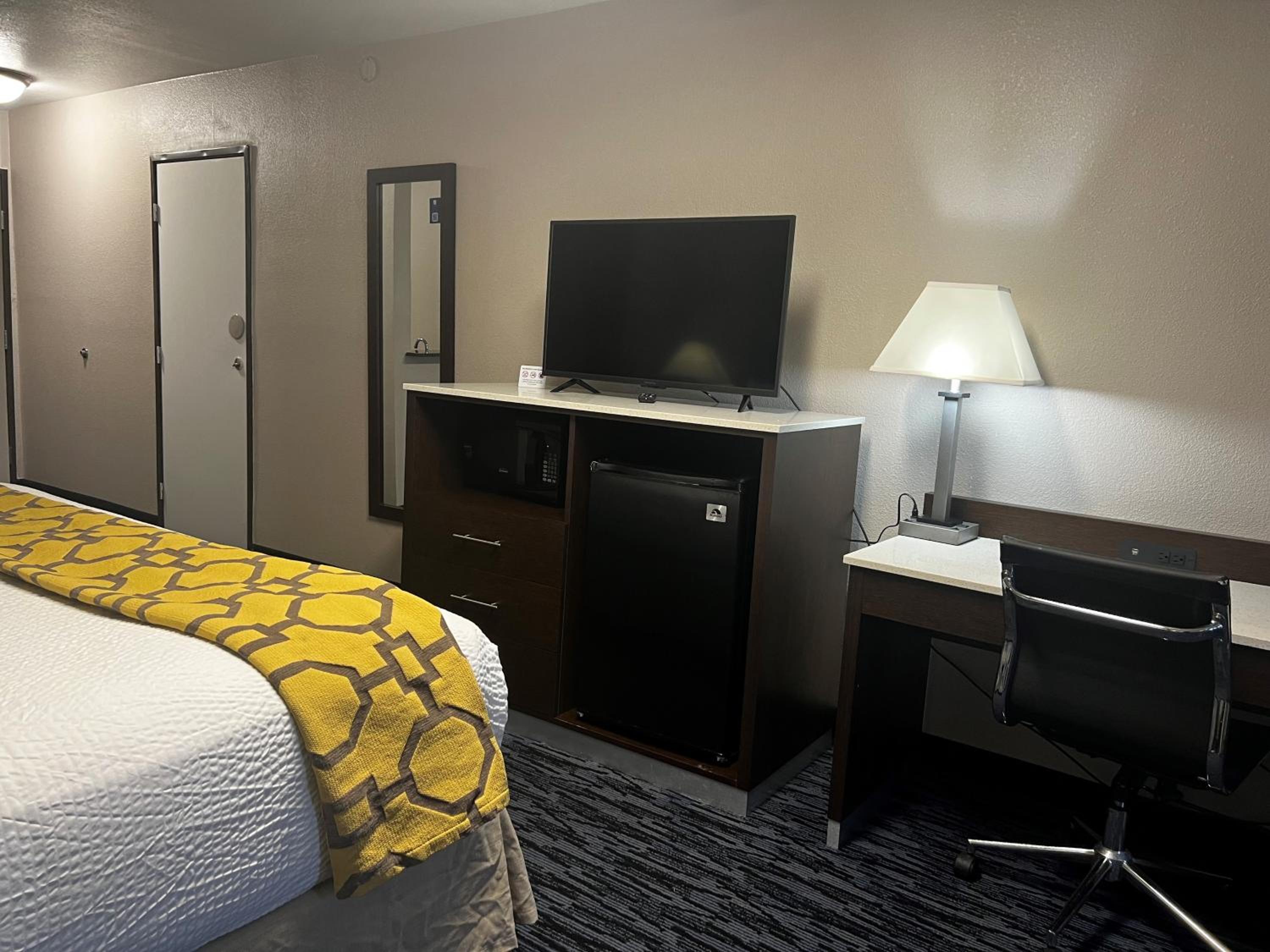 King Room - Non-Smoking - Photo 2
