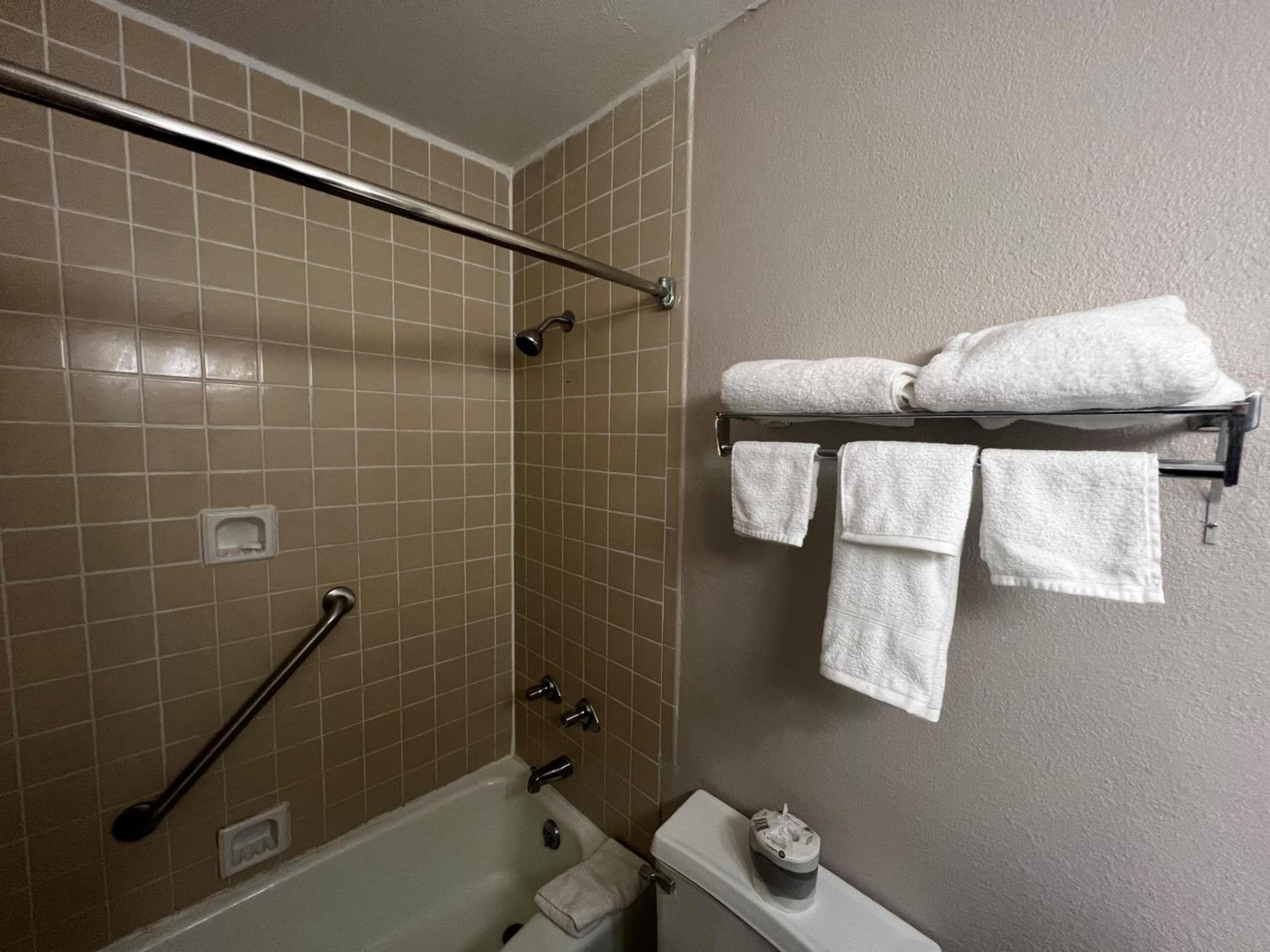 Double Room with Two Double Beds and Bath Tub - Mobility/Hearing Accessible - Non-Smoking - Photo 3