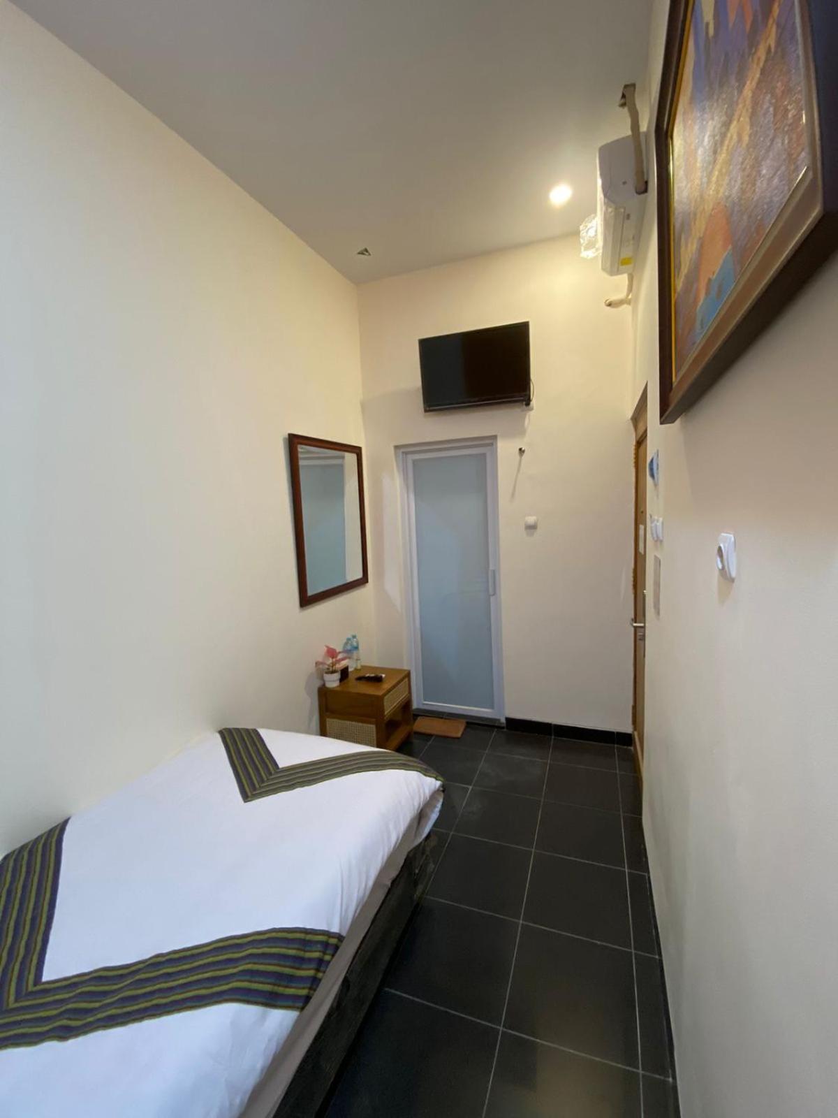 Single Room with Private Bathroom photo 2
