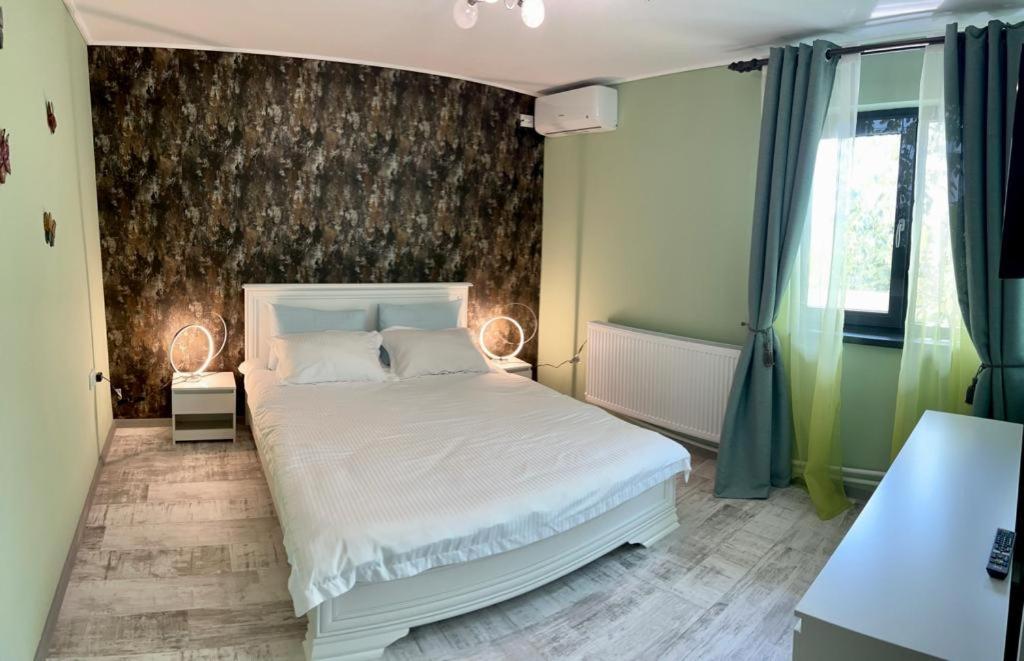 Six-Bedroom House photo 1