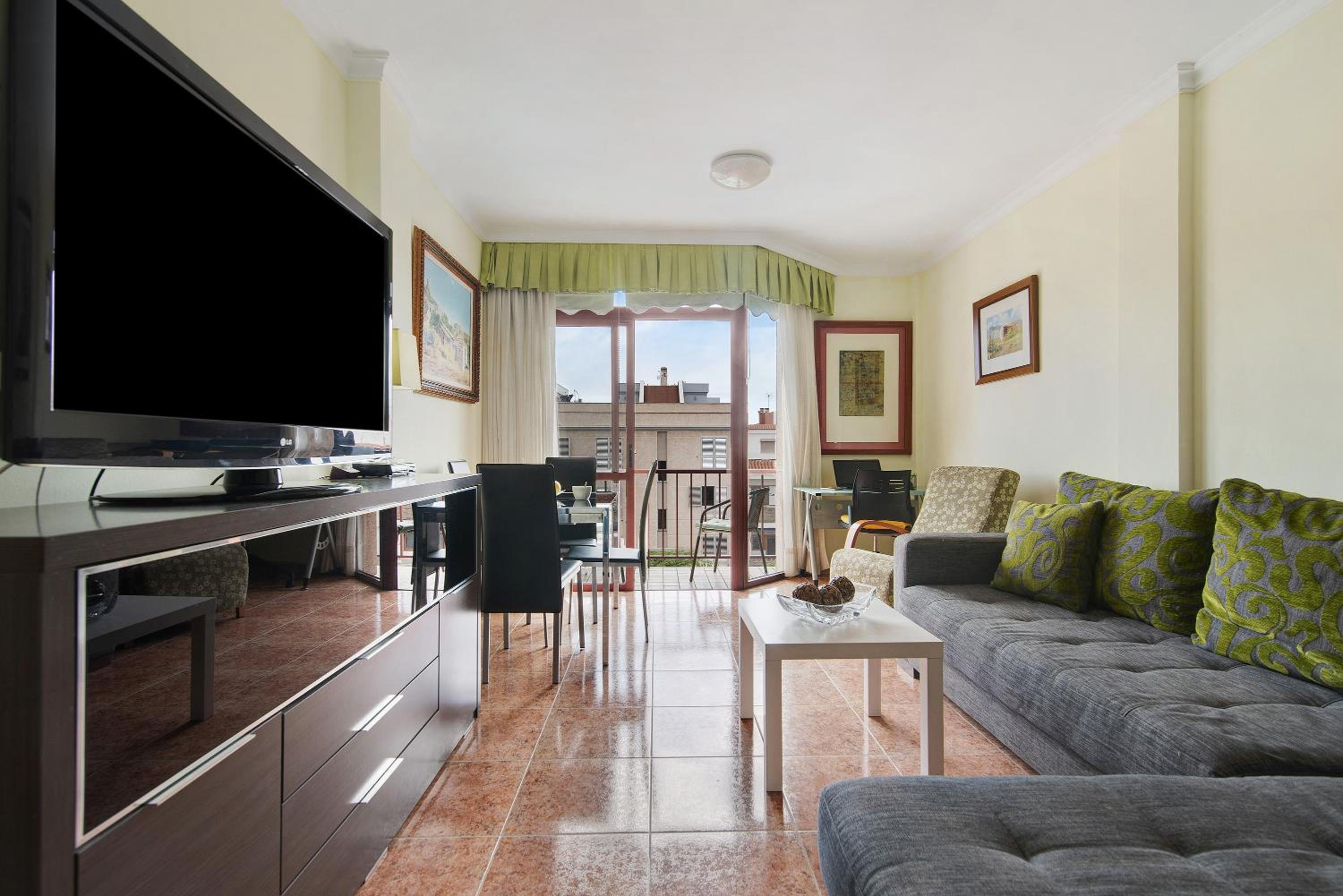 Two-Bedroom Deluxe Apartment with Balcony