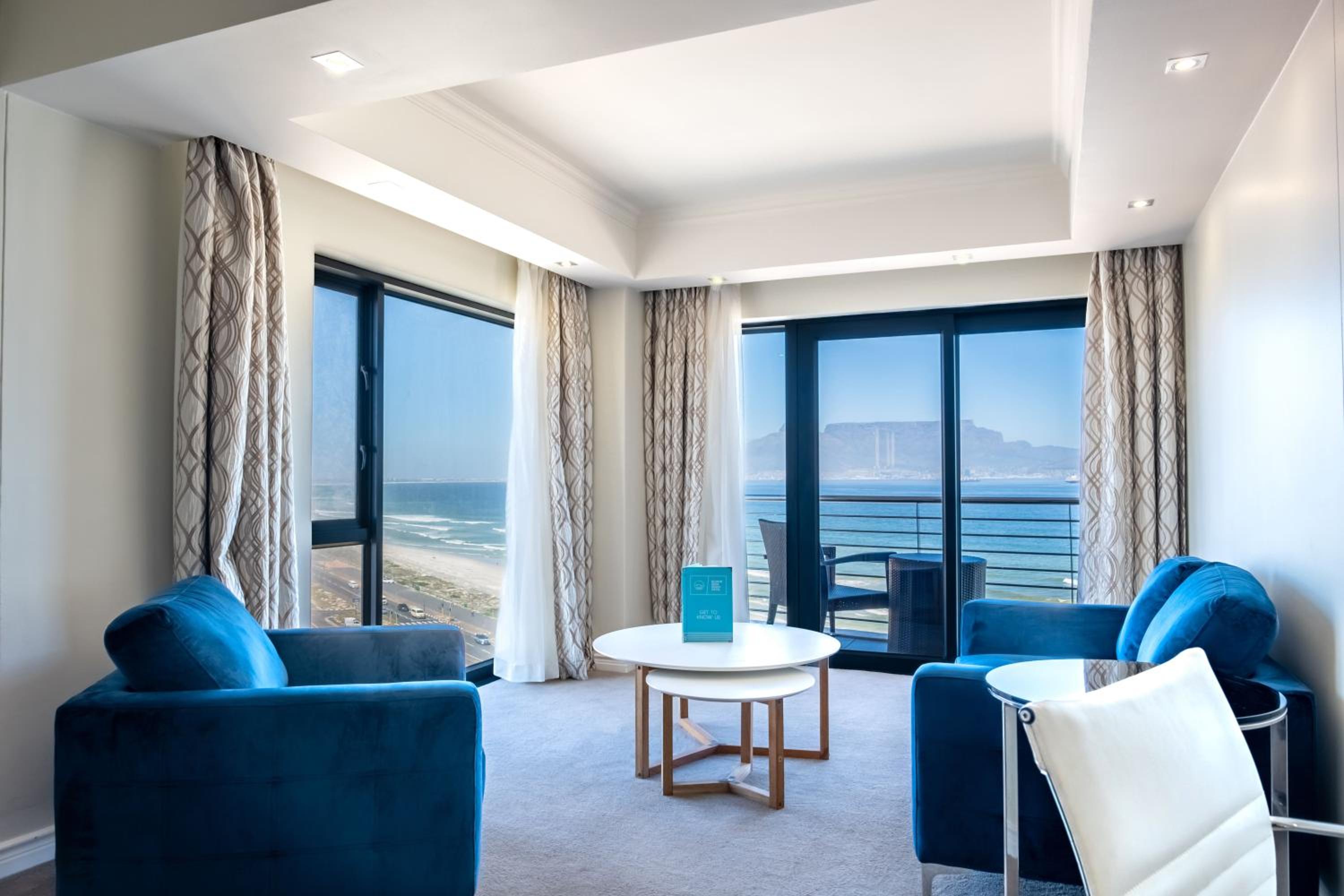 Junior Suite with Balcony - Photo 2