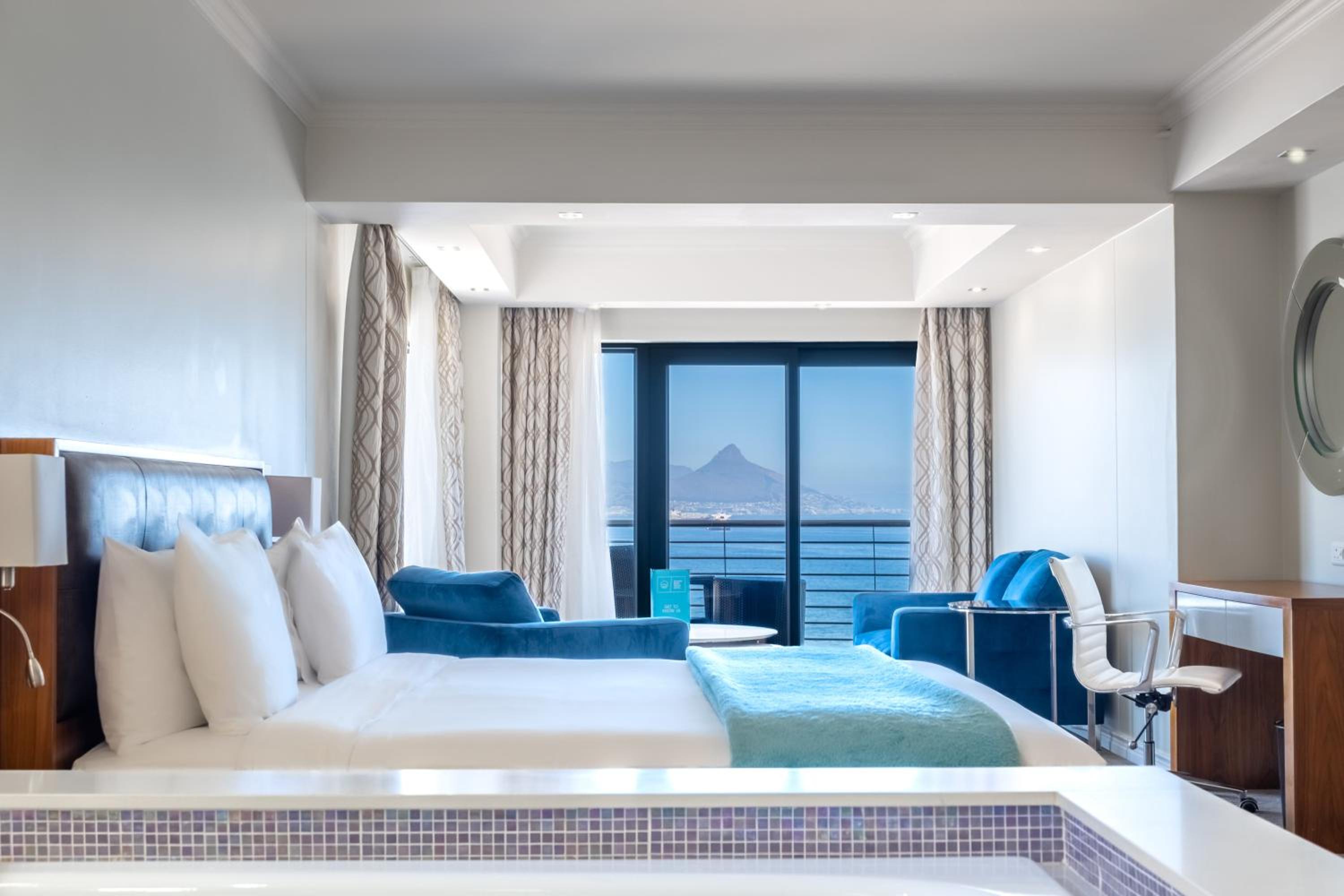 Junior Suite with Balcony - Photo 6