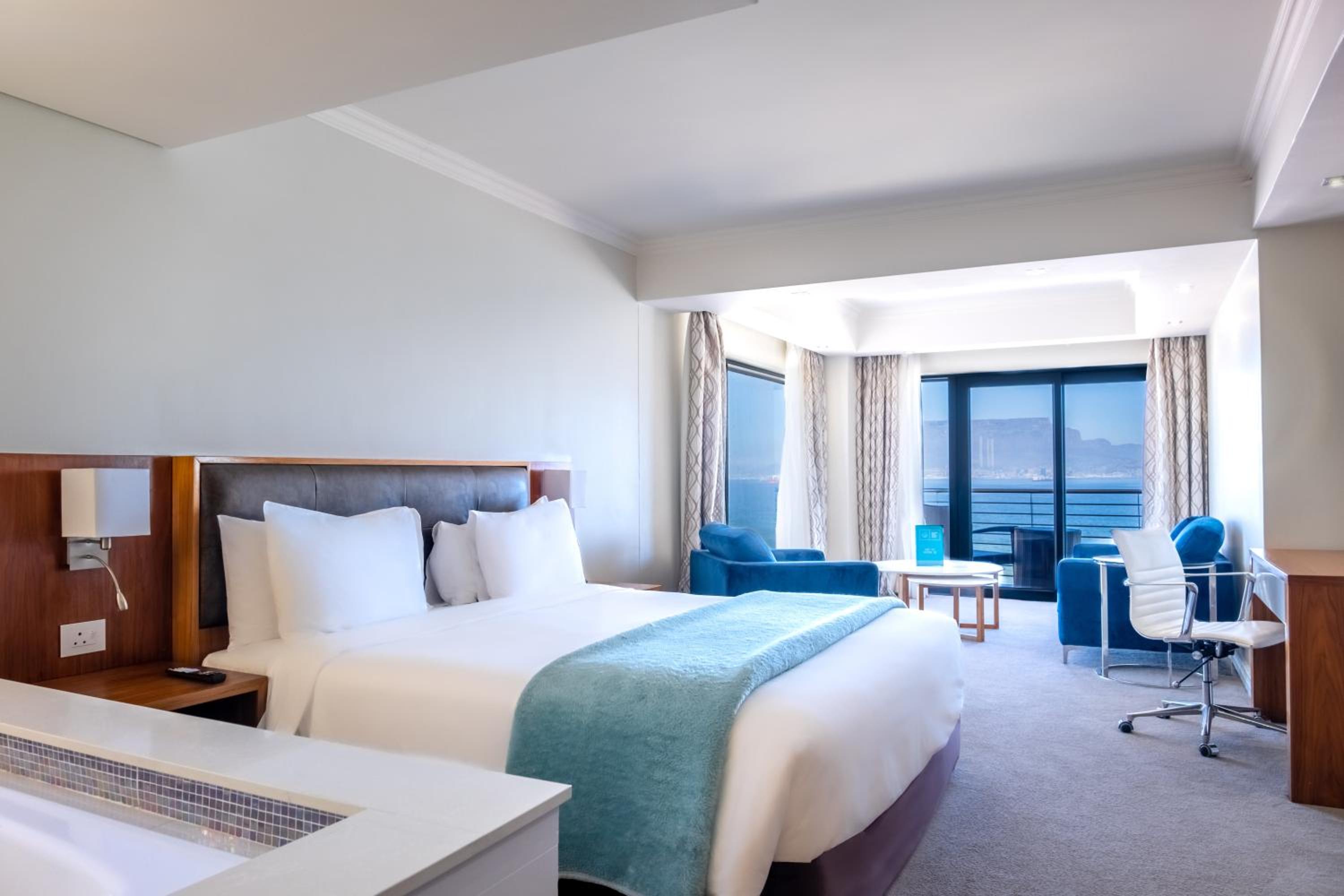 Junior Suite with Balcony - Photo 5