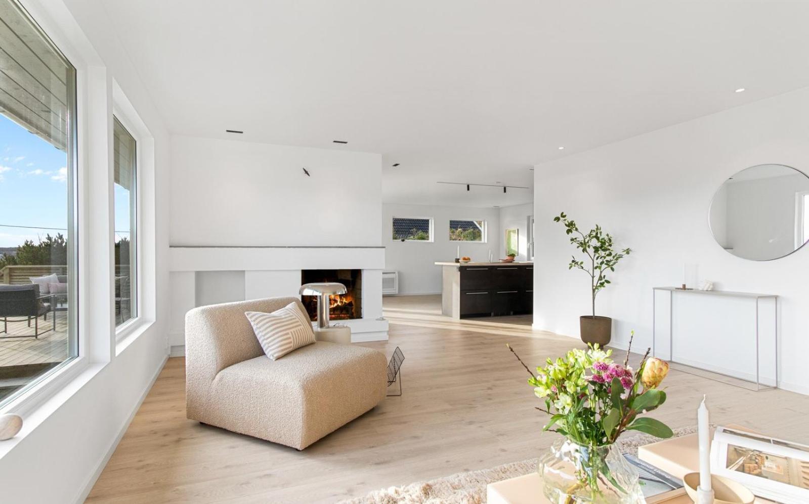 Five-Bedroom House photo 1
