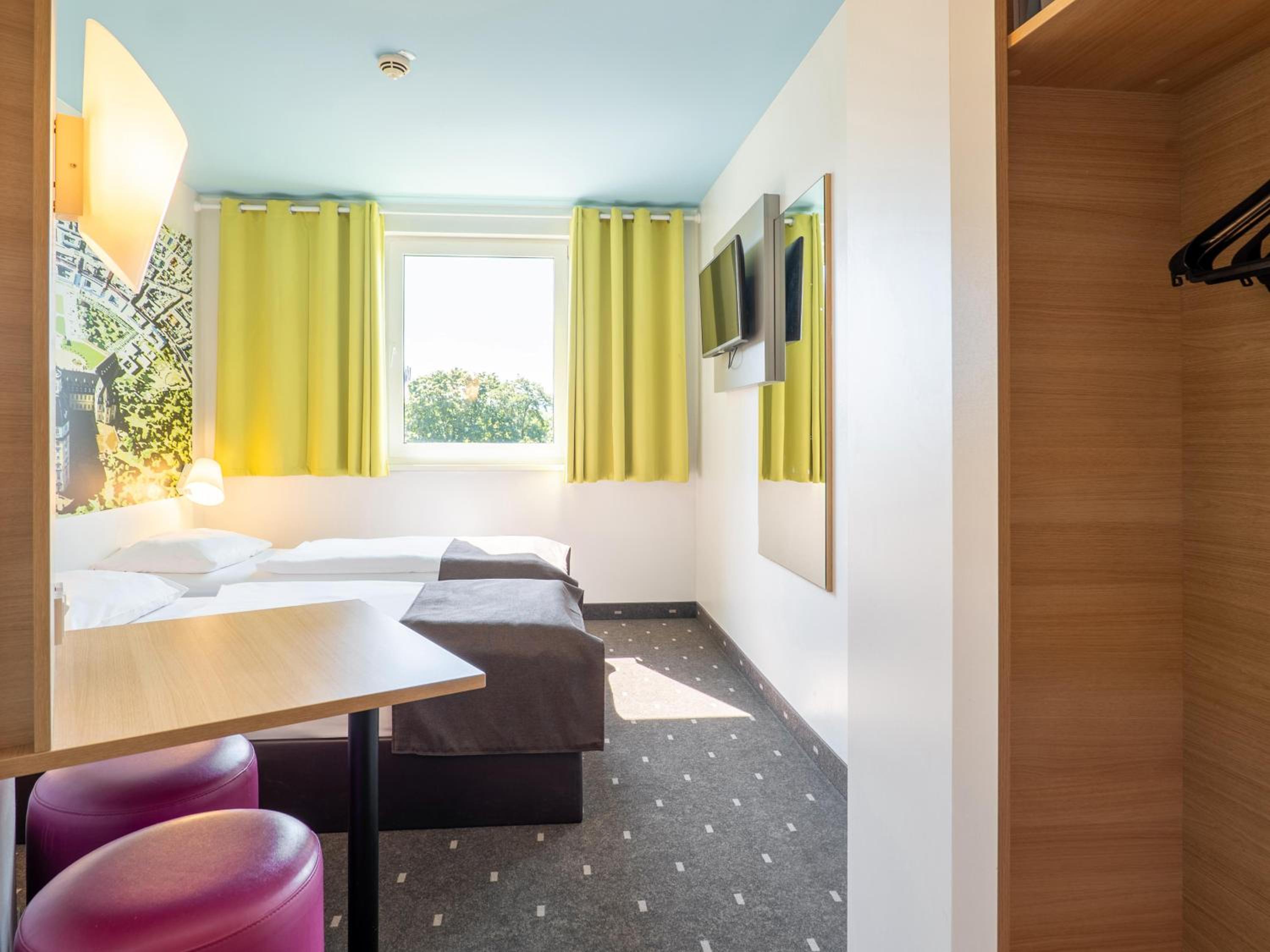 Twin Room thumbnail 5