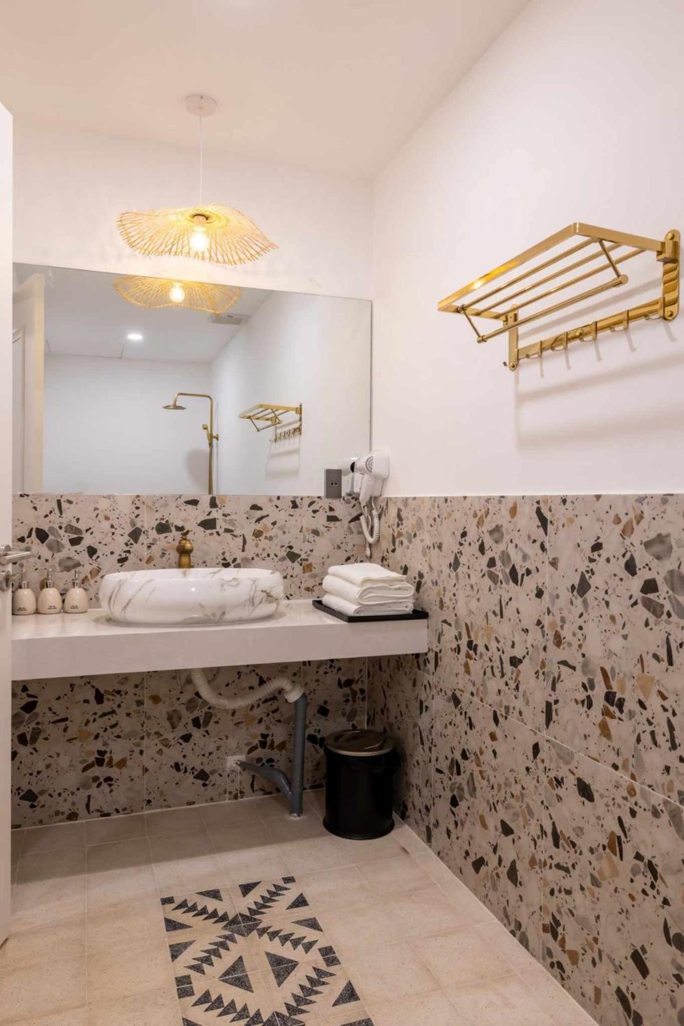 Deluxe Double Room with Balcony - Photo 15
