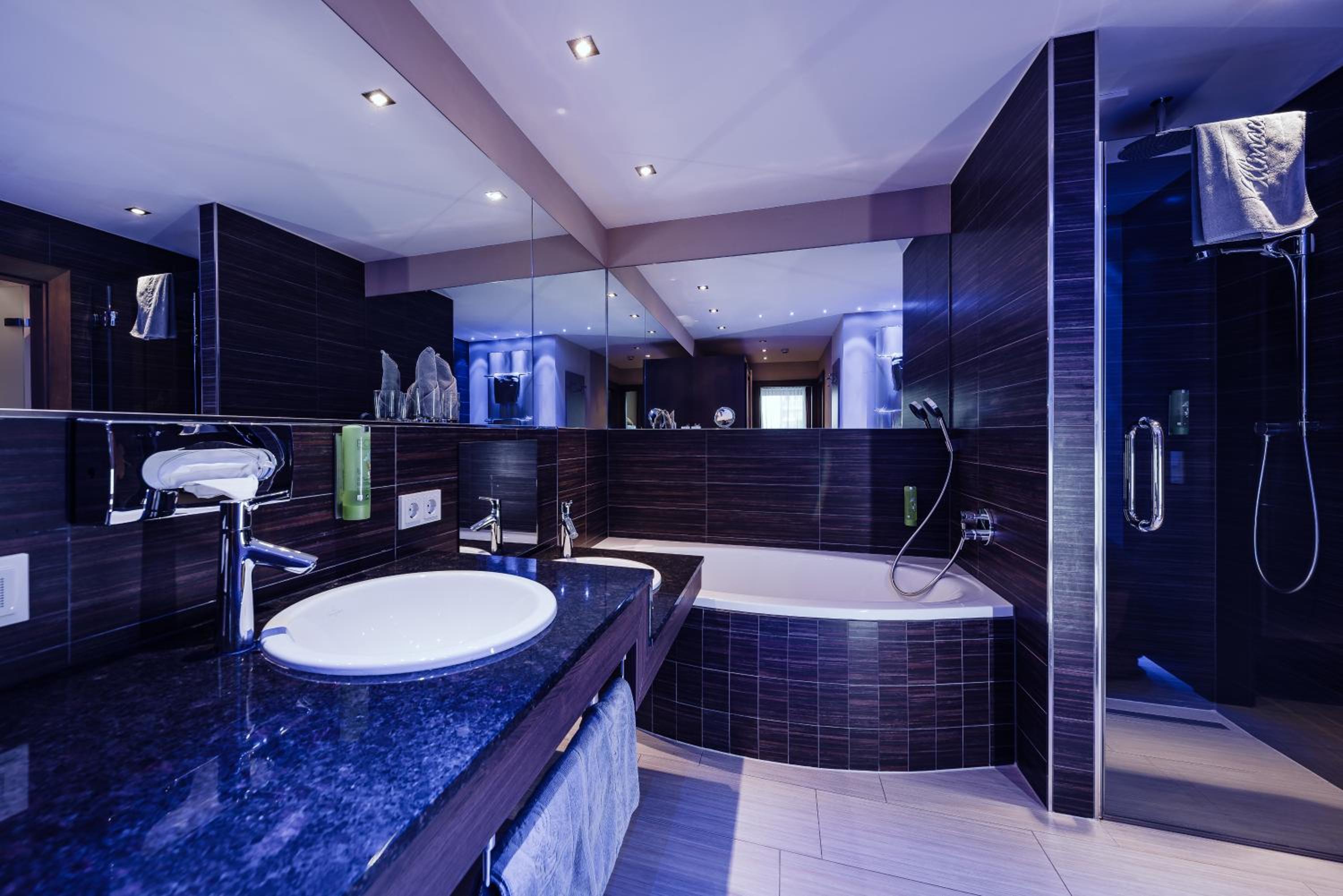 Deluxe Family Suite with 2 Bedrooms and Mountain View - Photo 2
