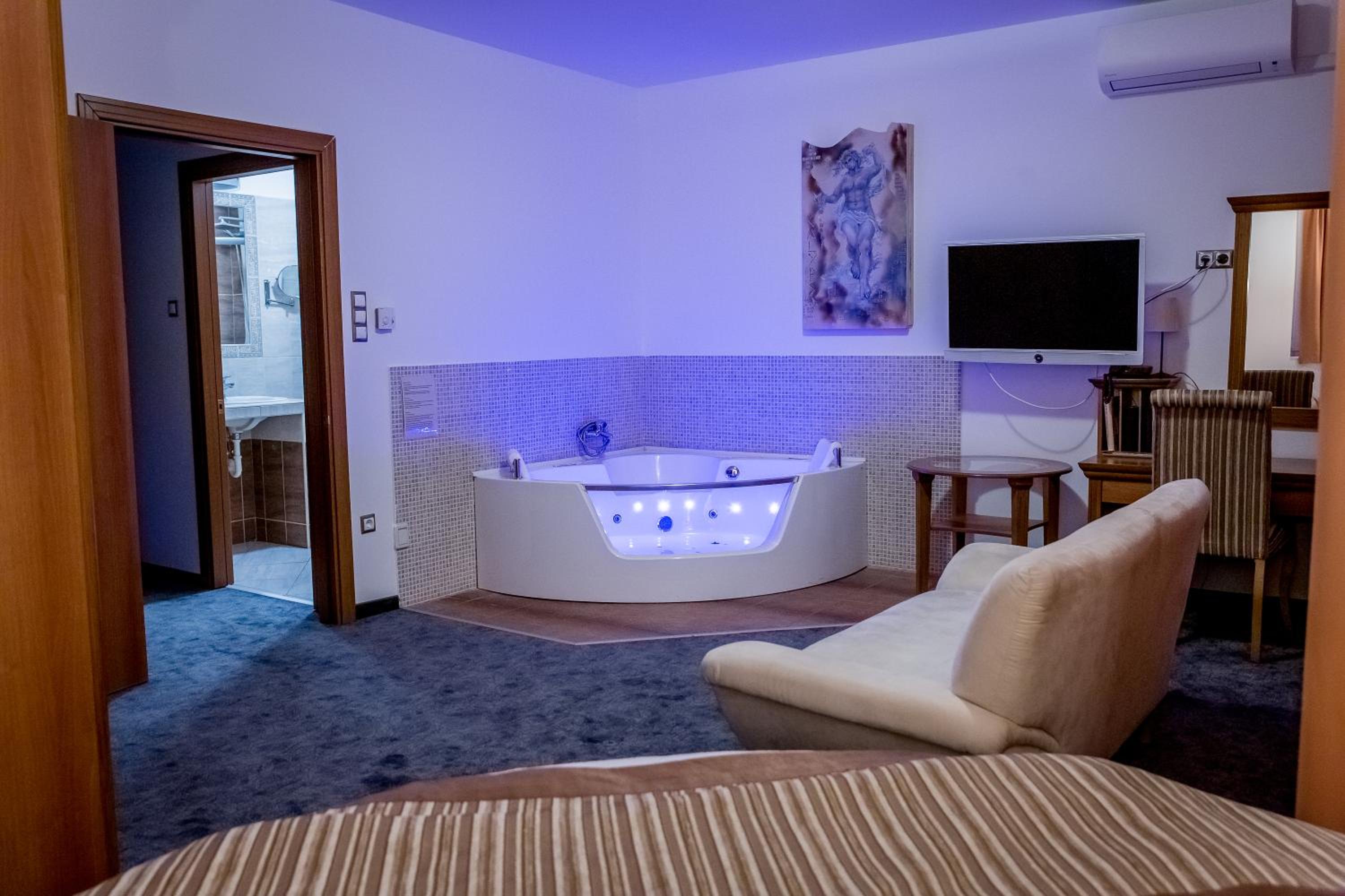 King Room with Spa Bath - Photo 4