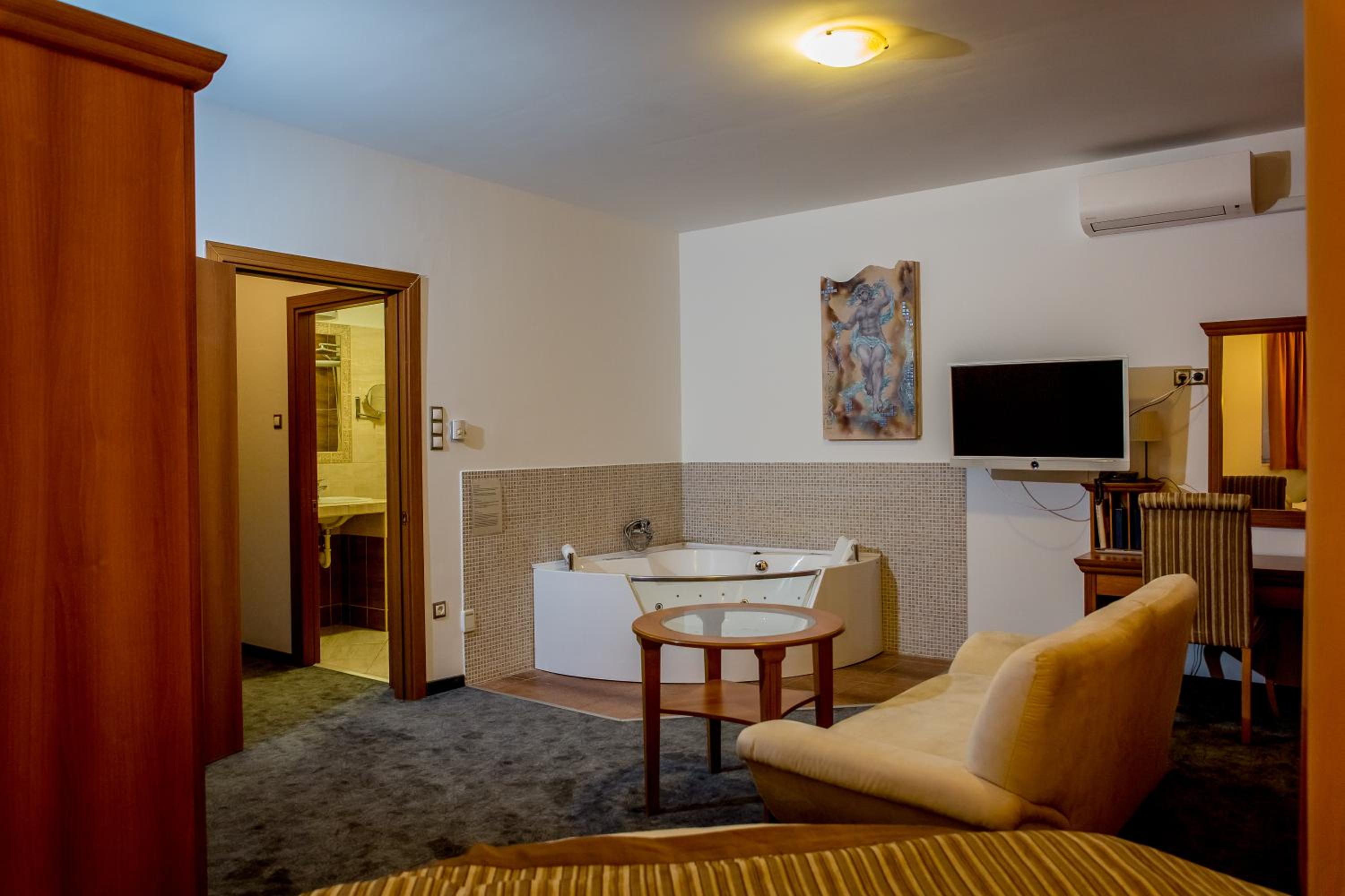 King Room with Spa Bath - Photo 7