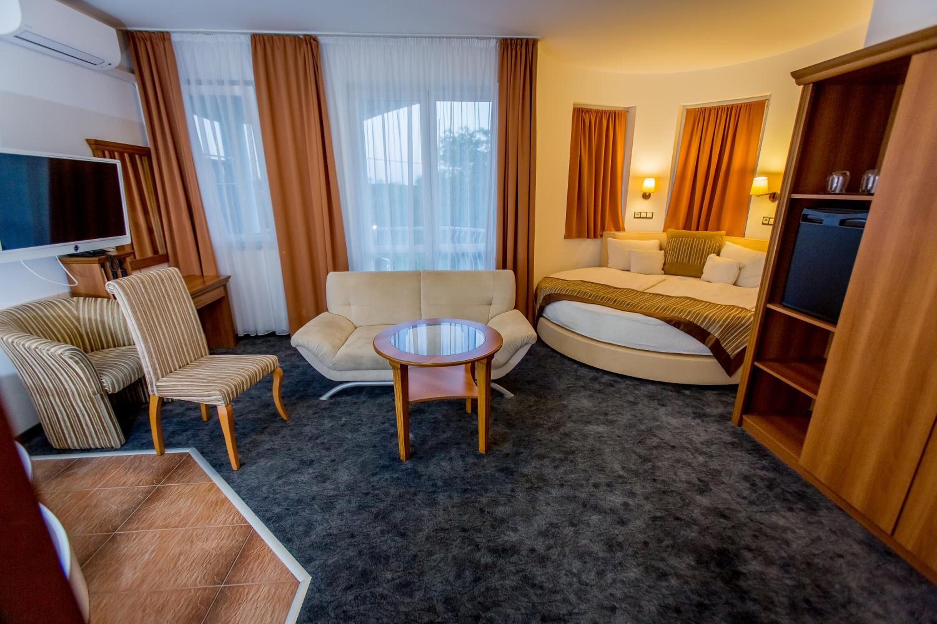 King Room with Spa Bath - Photo 2