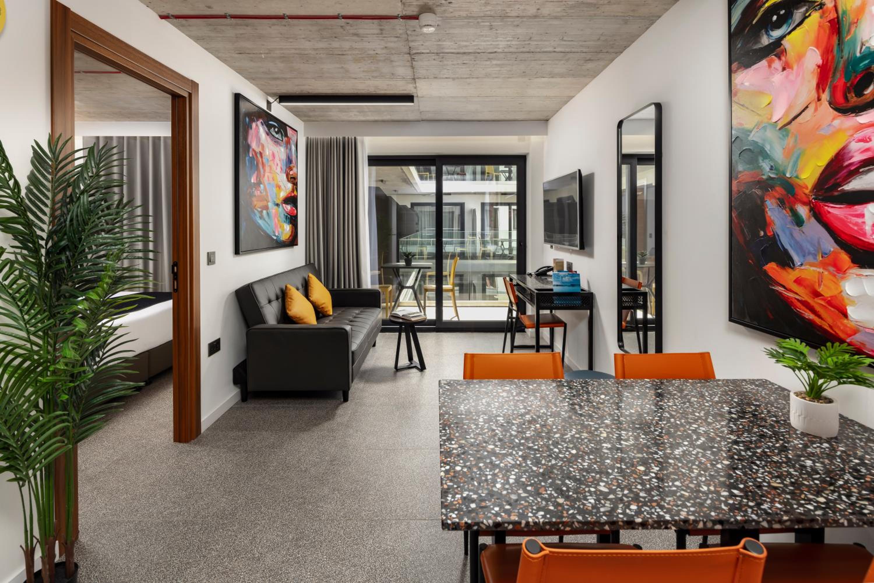 One-Bedroom Suite - Photo 3