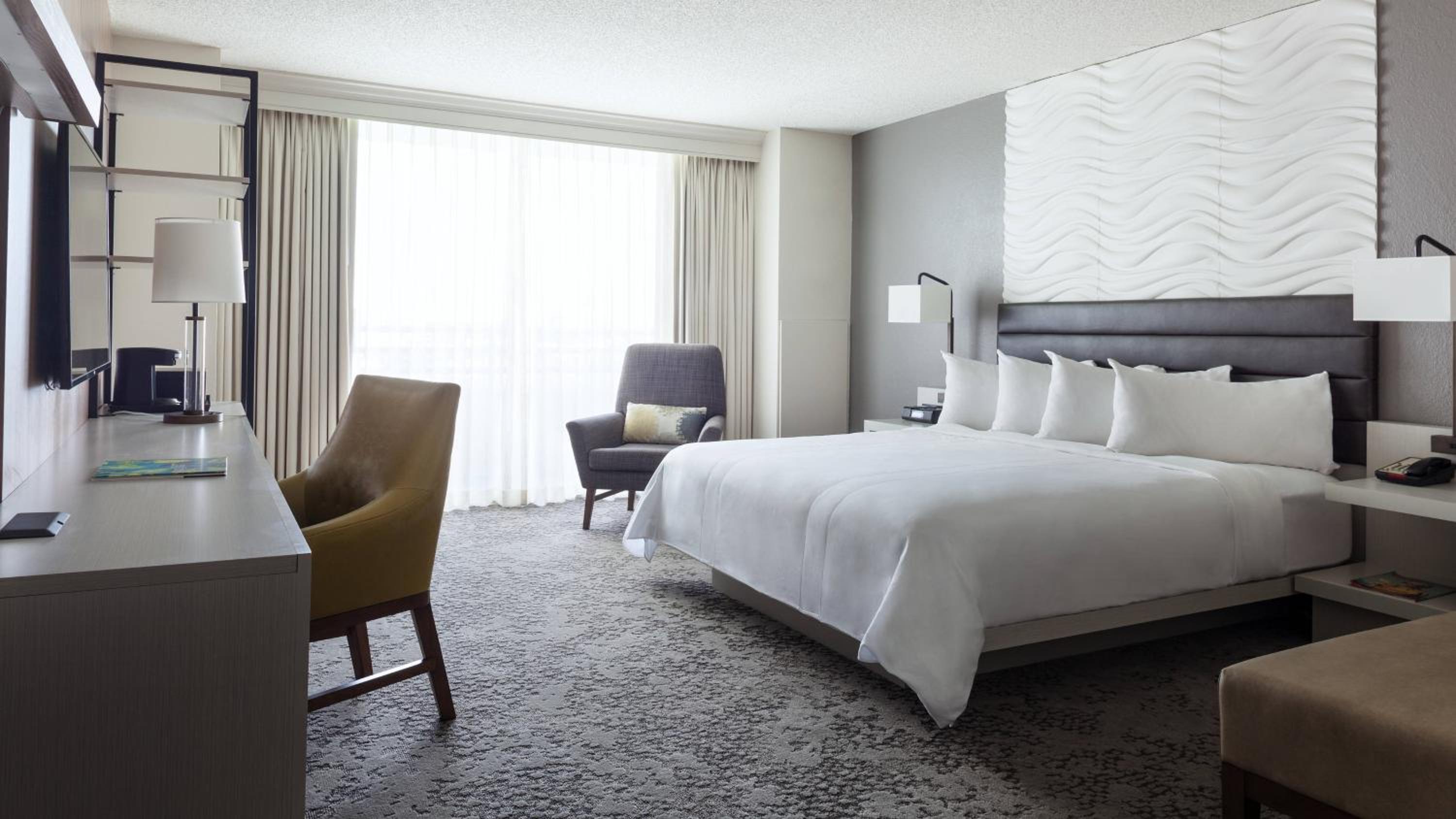 King Room with Roll-in Shower - Mobility Accessible